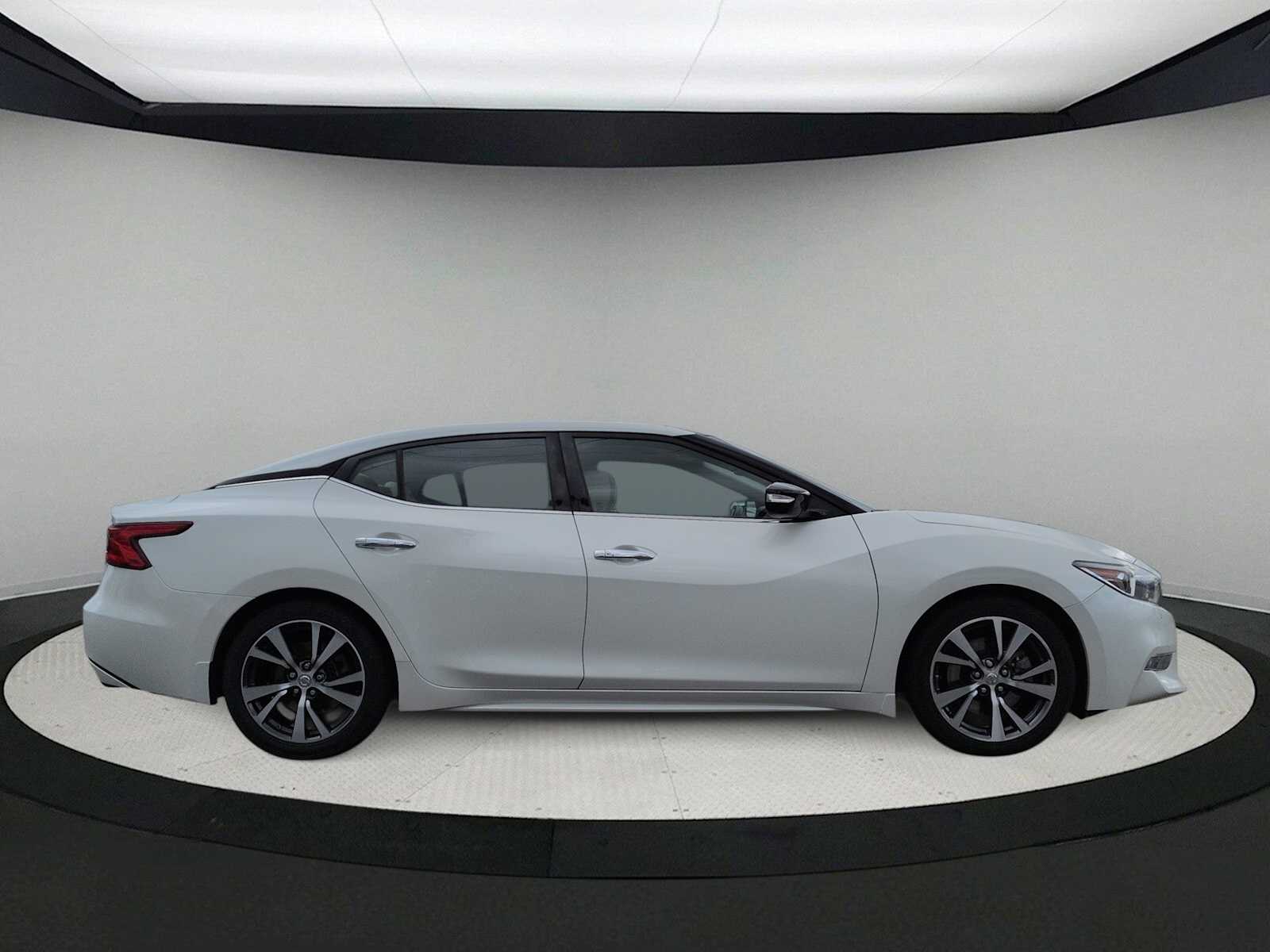 Thumbnail: 2017 Nissan Maxima - 9