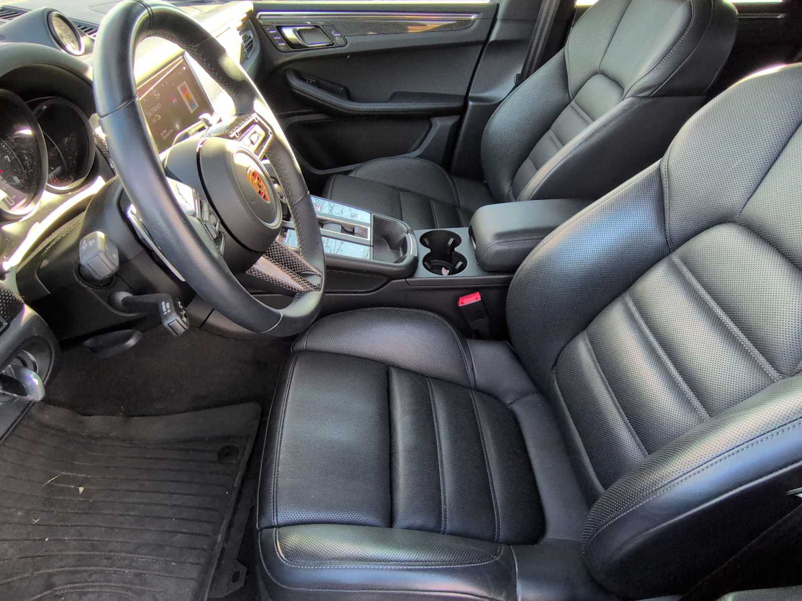 Thumbnail: 2023 Porsche Macan - 2