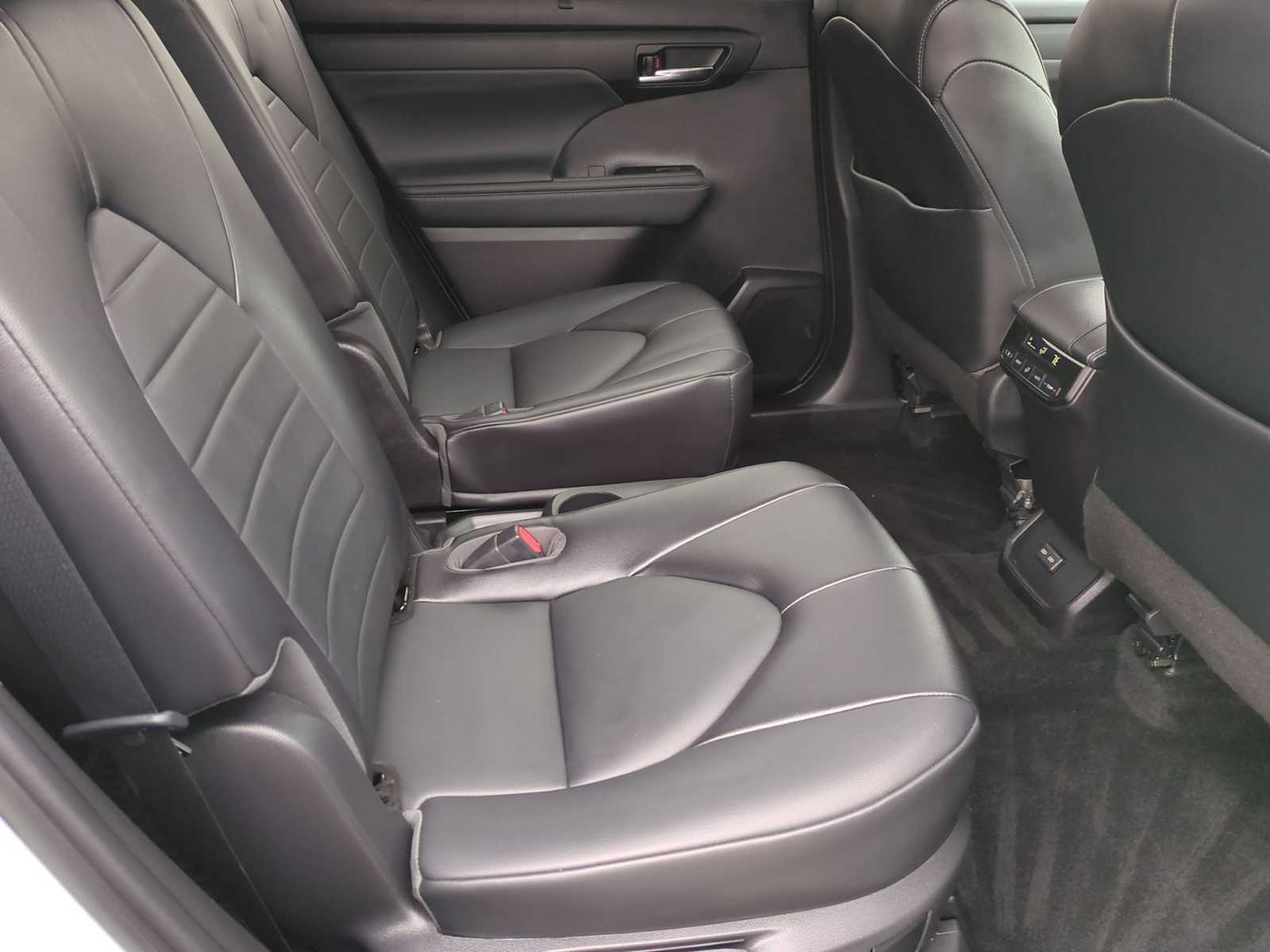 Thumbnail: 2022 Toyota Highlander - 22