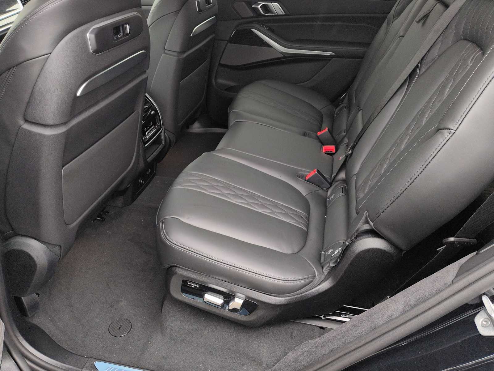 Thumbnail: 2026 BMW X7 - 21