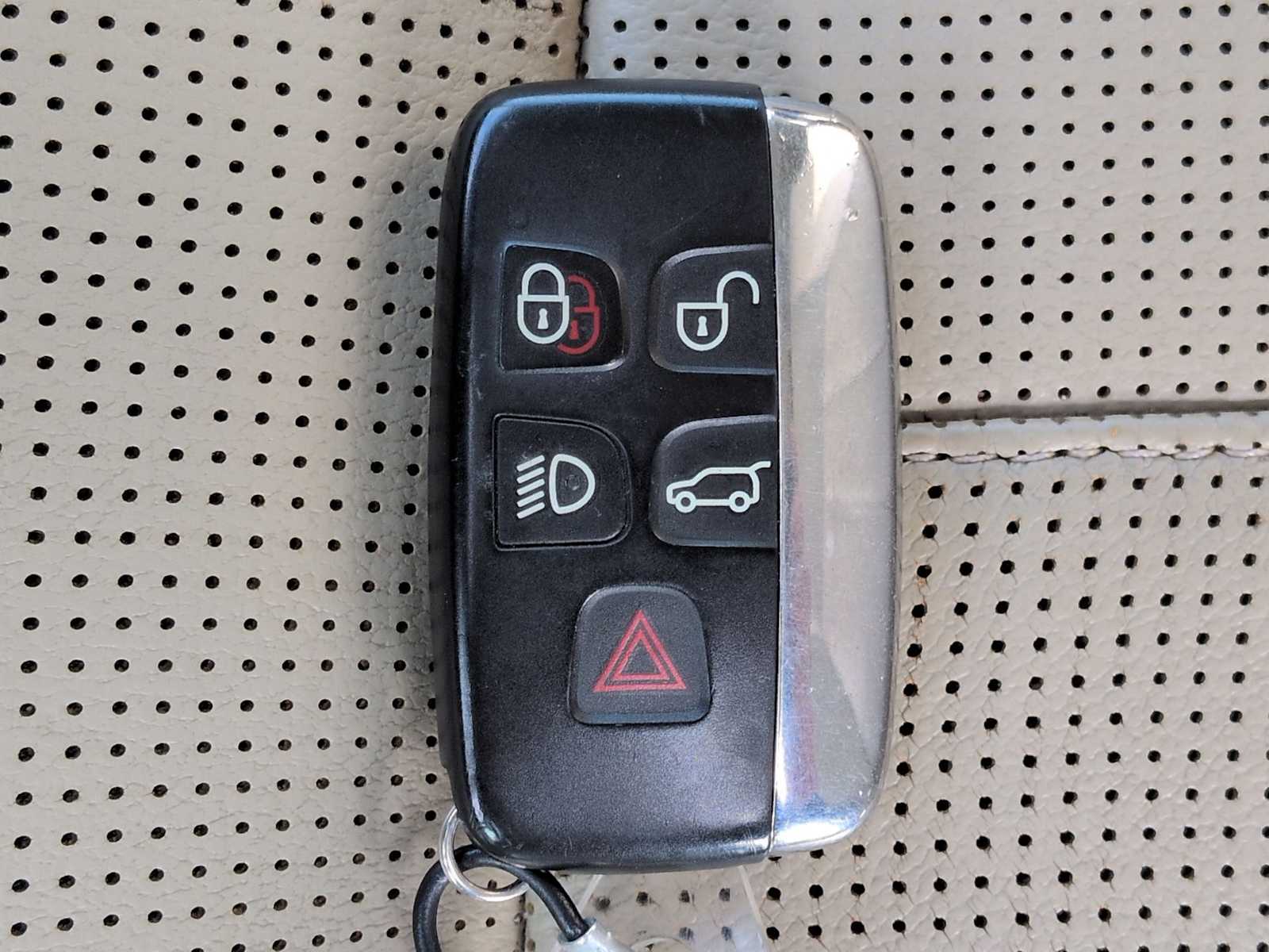 Thumbnail: 2016 Land Rover Discovery Sport - 33