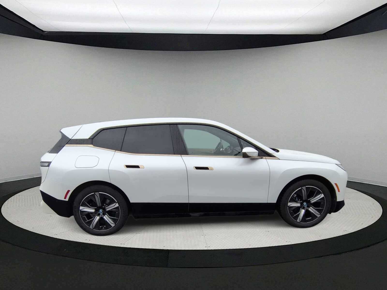 Thumbnail: 2023 BMW iX - 9