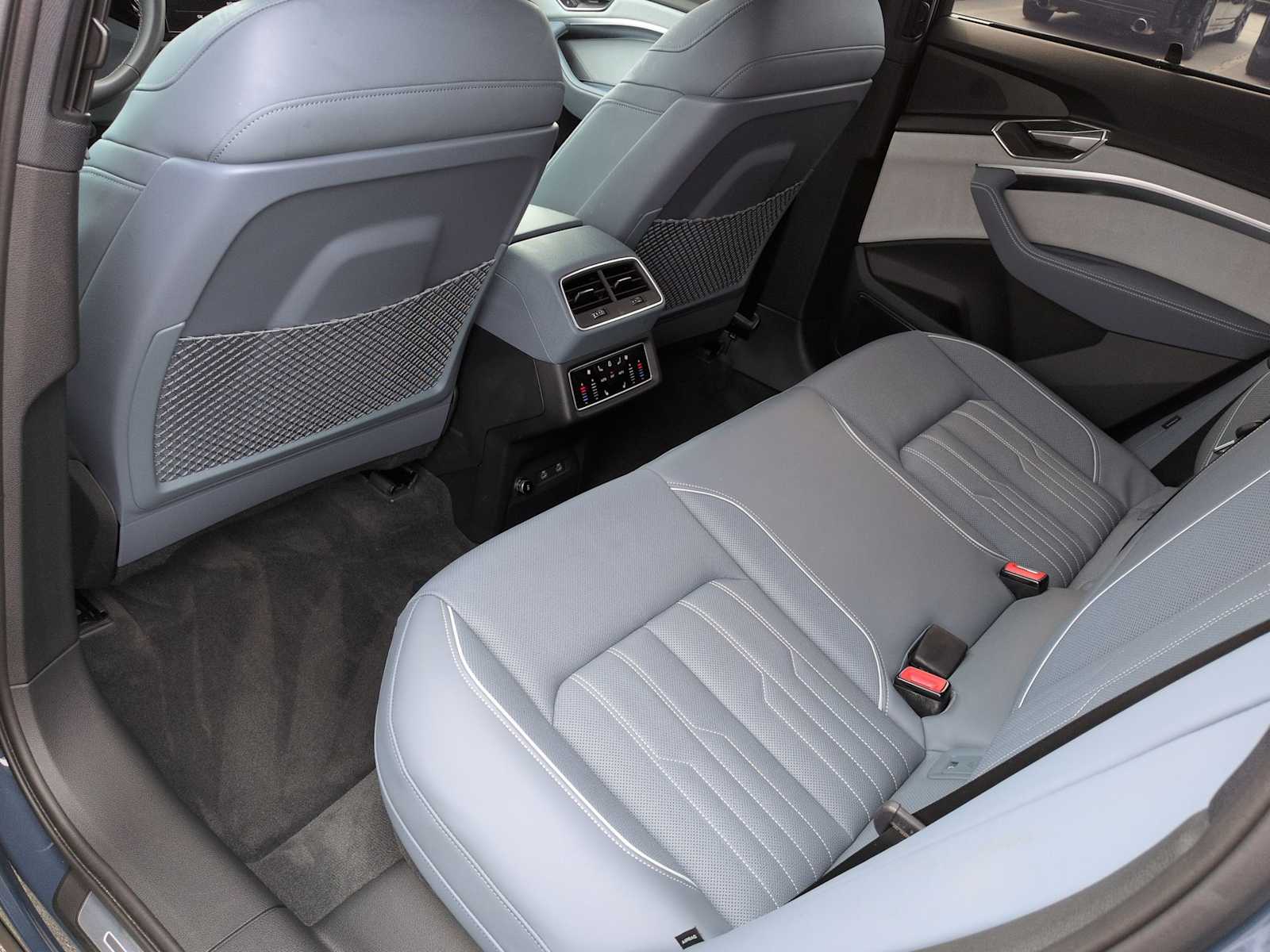 Thumbnail: 2023 Audi e-tron S - 19