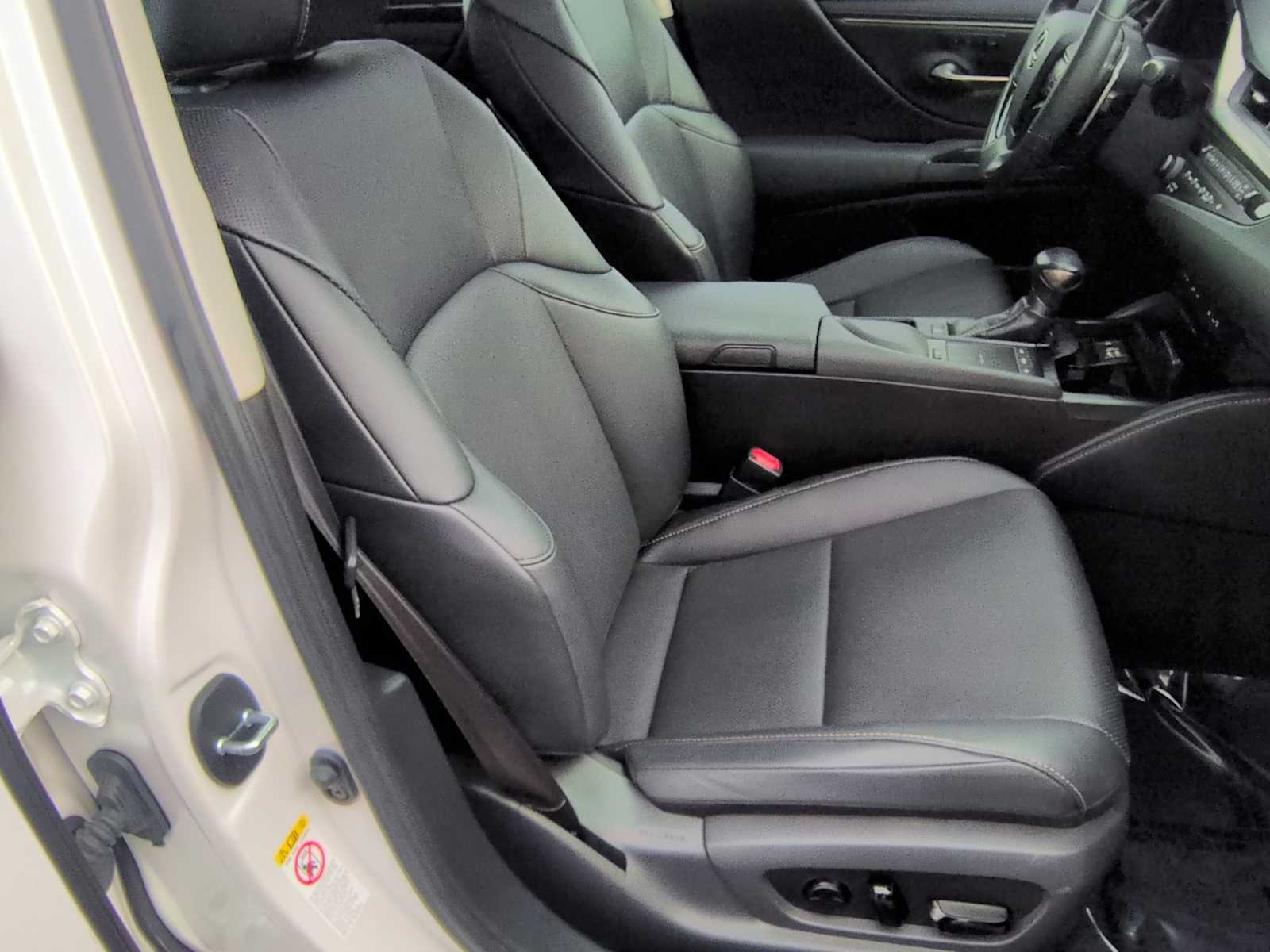 Thumbnail: 2019 Lexus ES - 24