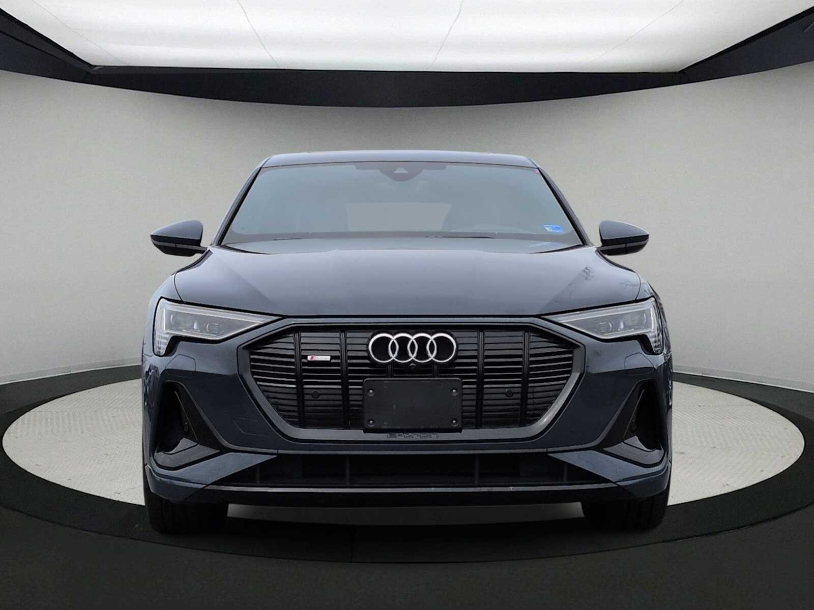 Thumbnail: 2023 Audi e-tron S - 3