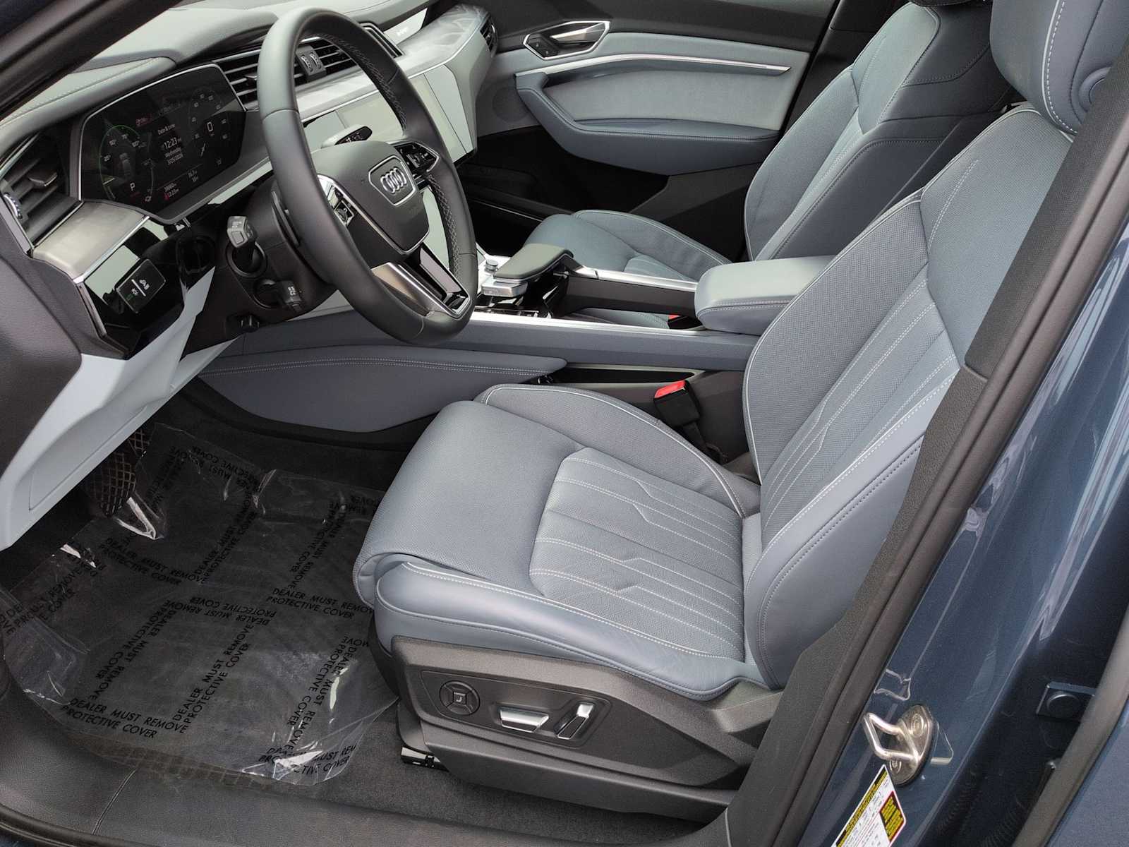 Thumbnail: 2023 Audi e-tron S - 17