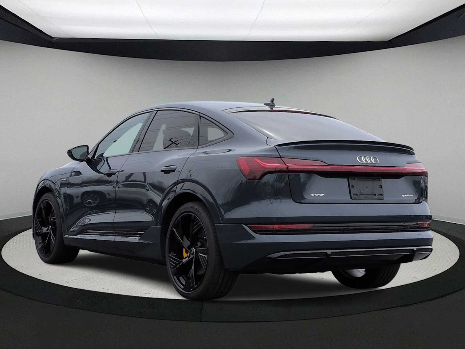 Thumbnail: 2023 Audi e-tron S - 6
