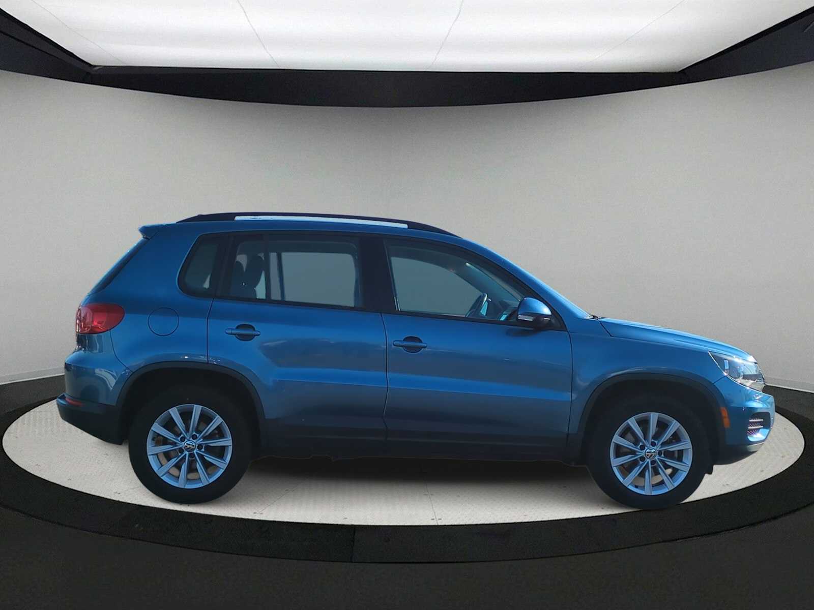 Thumbnail: 2017 Volkswagen Tiguan - 9