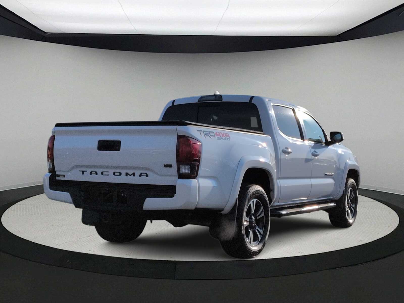 Thumbnail: 2019 Toyota Tacoma - 8