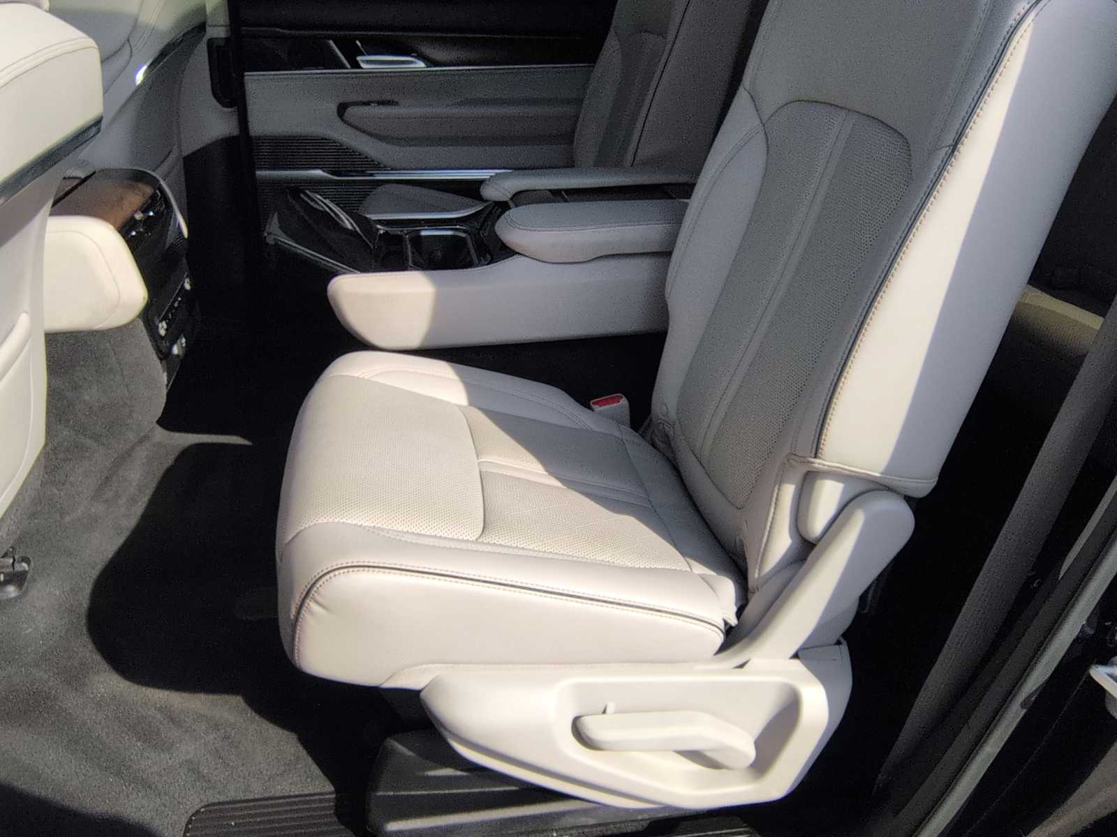 Thumbnail: 2023 Jeep Grand Wagoneer - 21