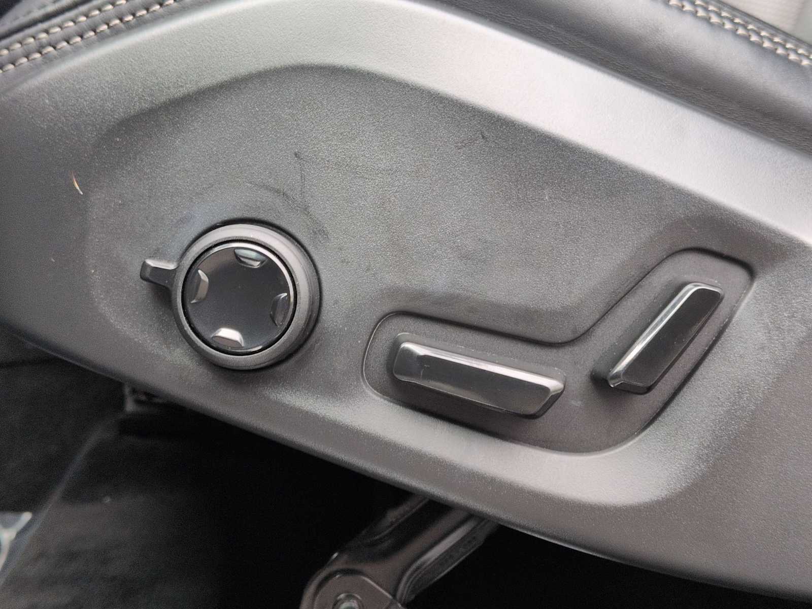 Thumbnail: 2022 Volvo XC90 - 18