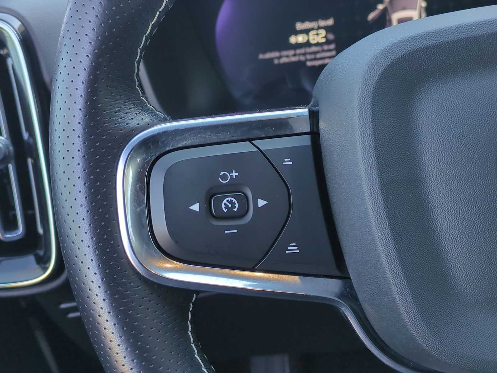 Thumbnail: 2021 Volvo XC40 - 23