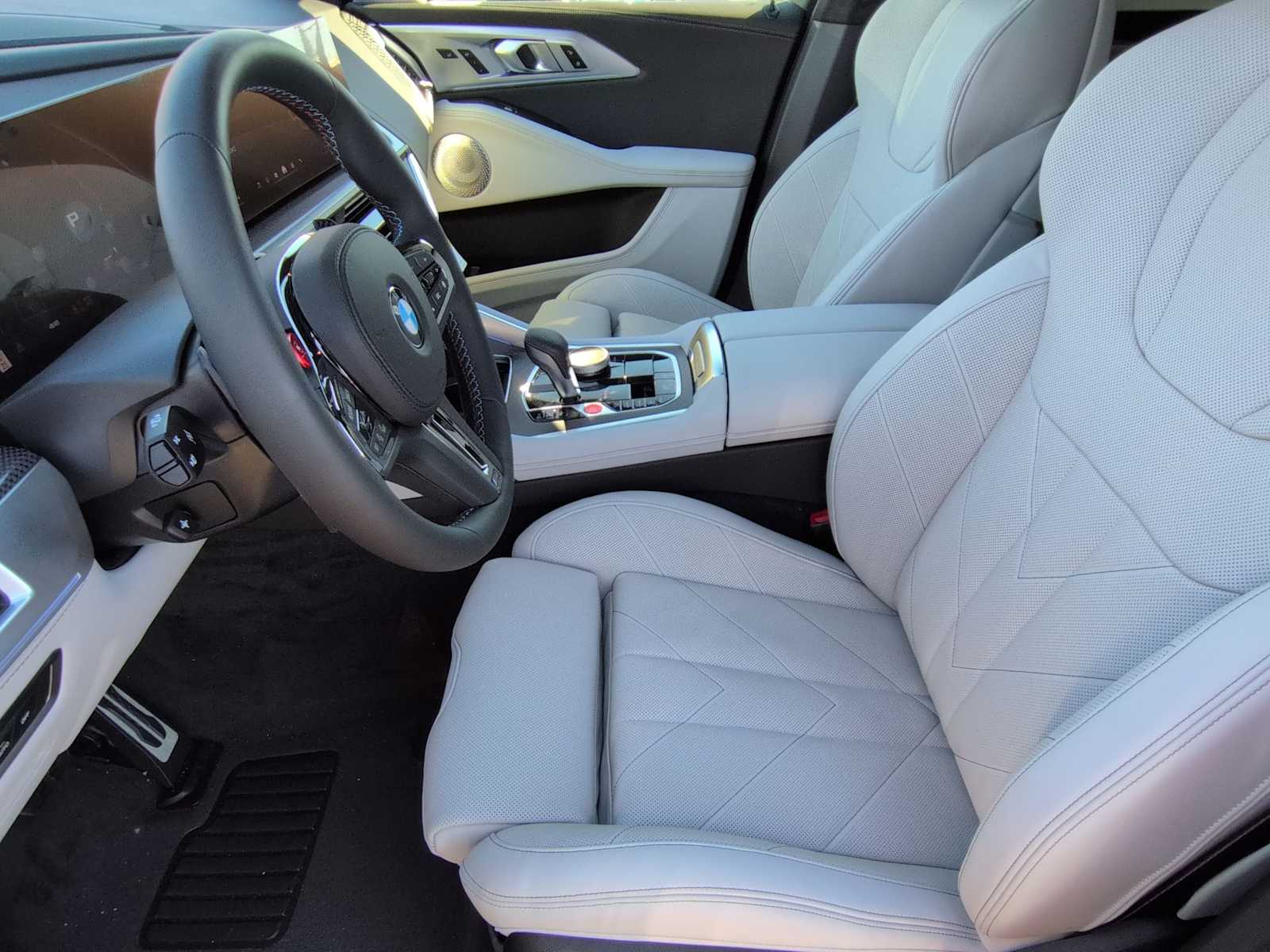 Thumbnail: 2026 BMW XM - 10