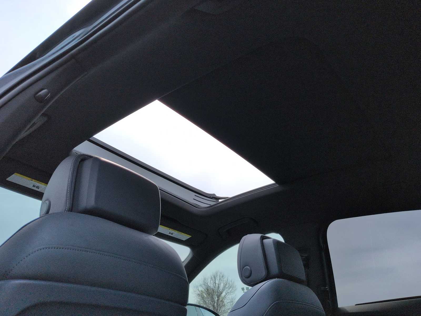 Thumbnail: 2023 Audi e-tron S - 23