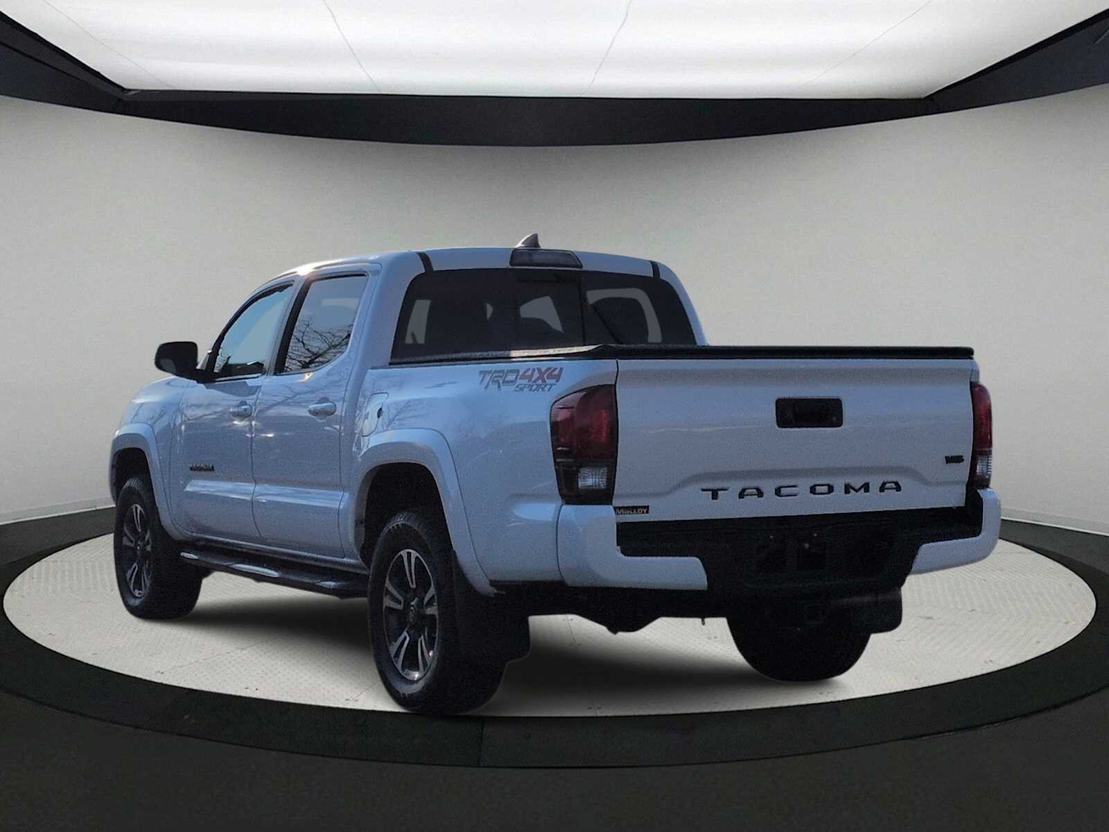Thumbnail: 2019 Toyota Tacoma - 6