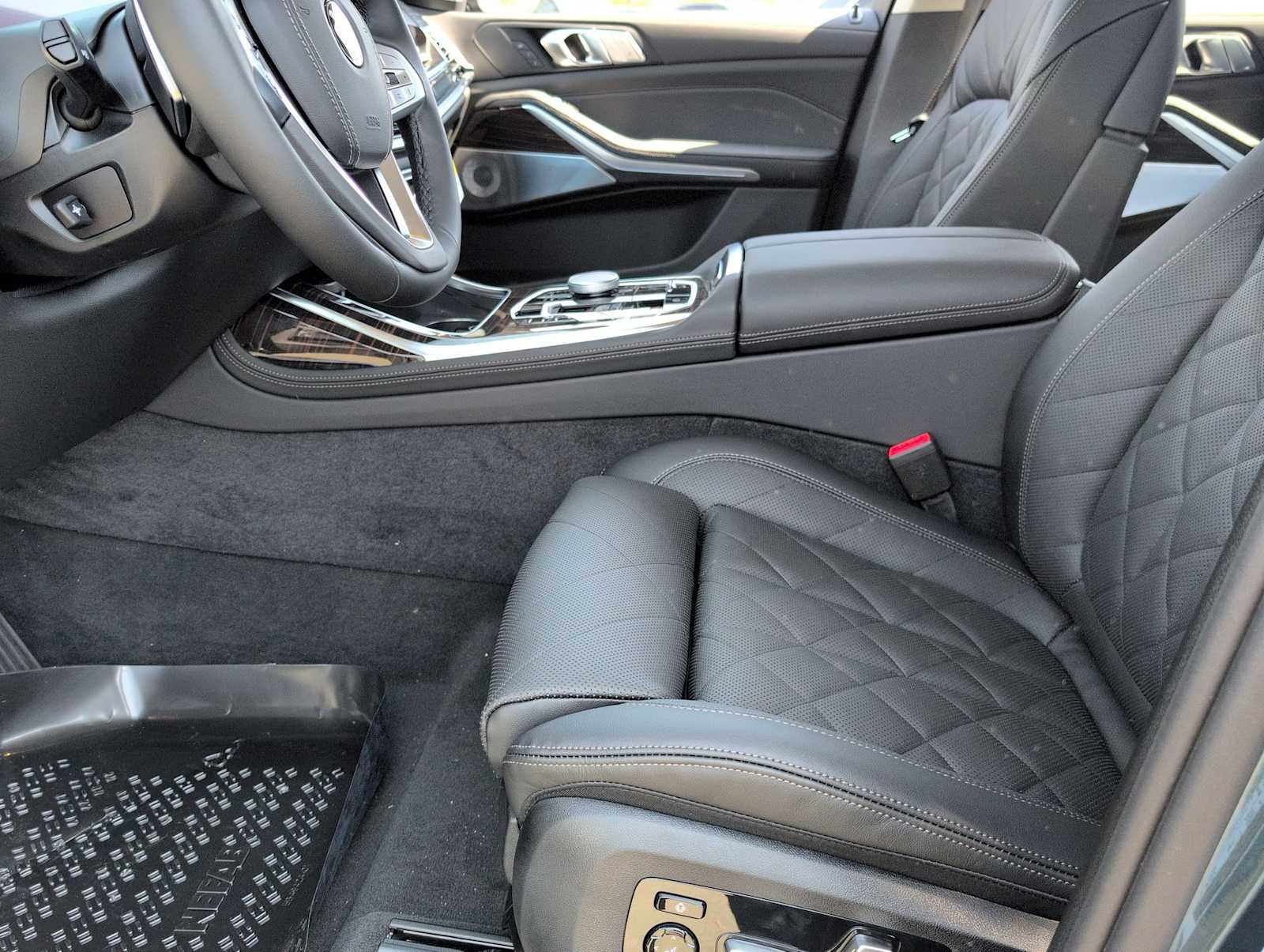 Thumbnail: 2026 BMW X7 - 16
