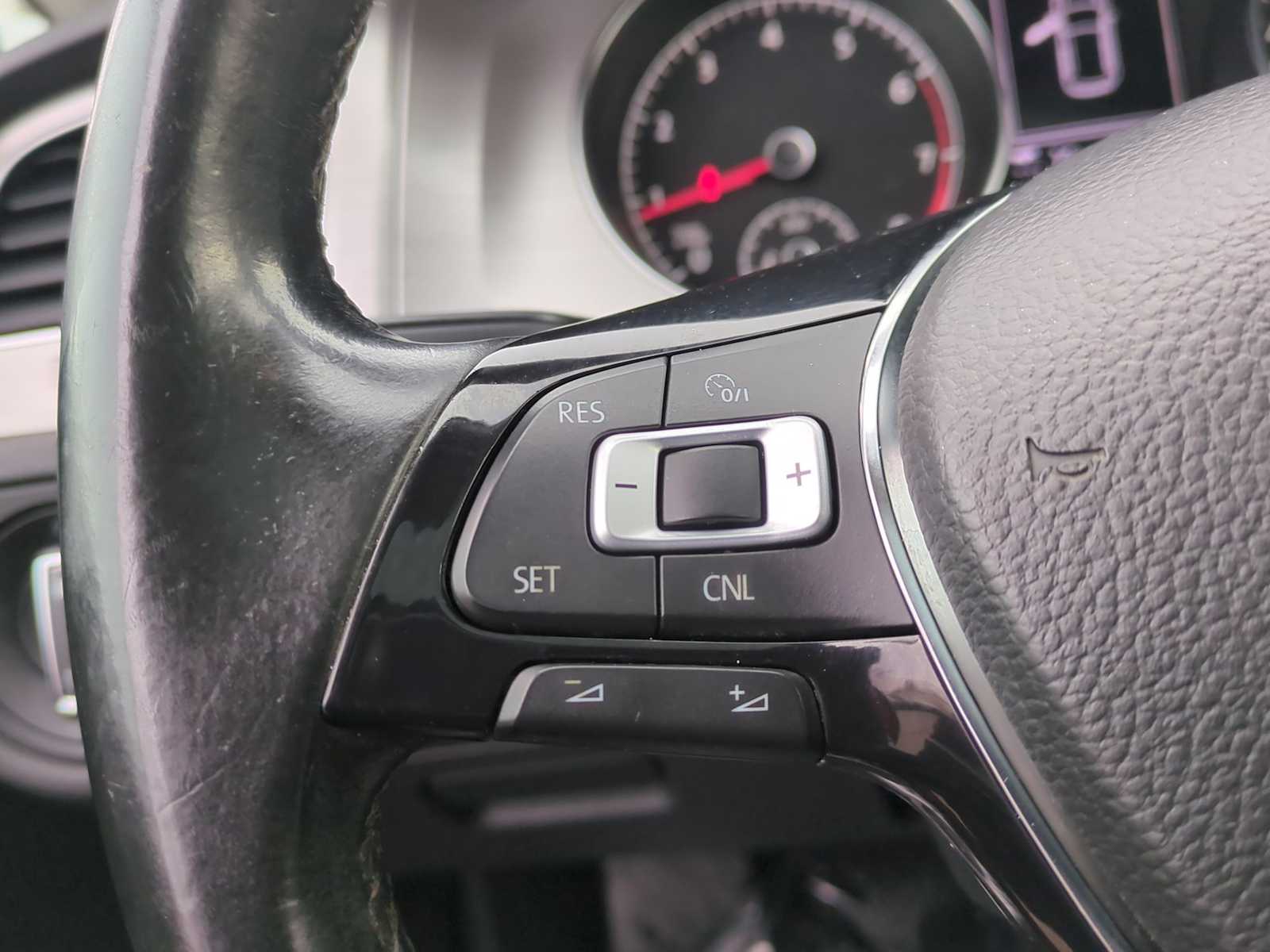 Thumbnail: 2017 Volkswagen Golf - 24