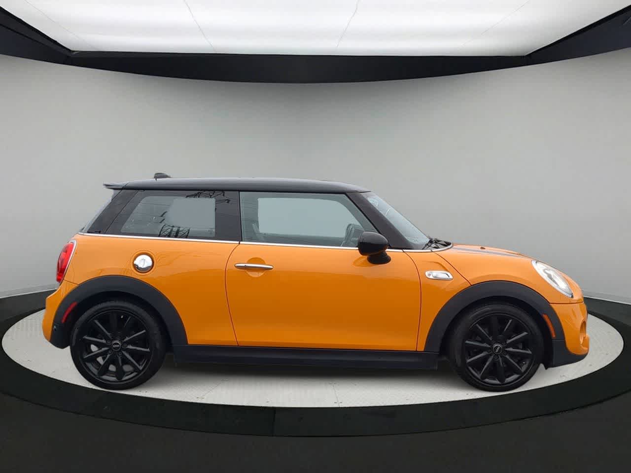 Thumbnail: 2017 MINI Cooper Hardtop - 9
