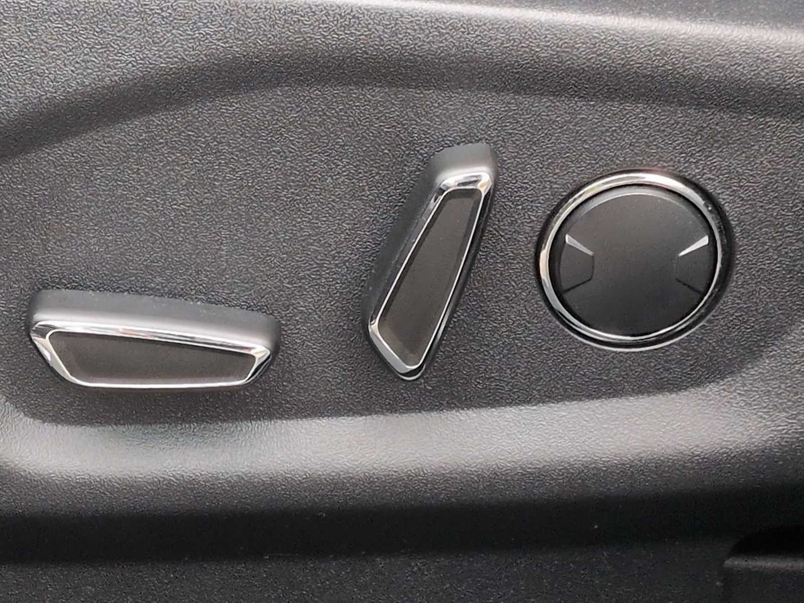 Thumbnail: 2016 Ford Explorer - 18