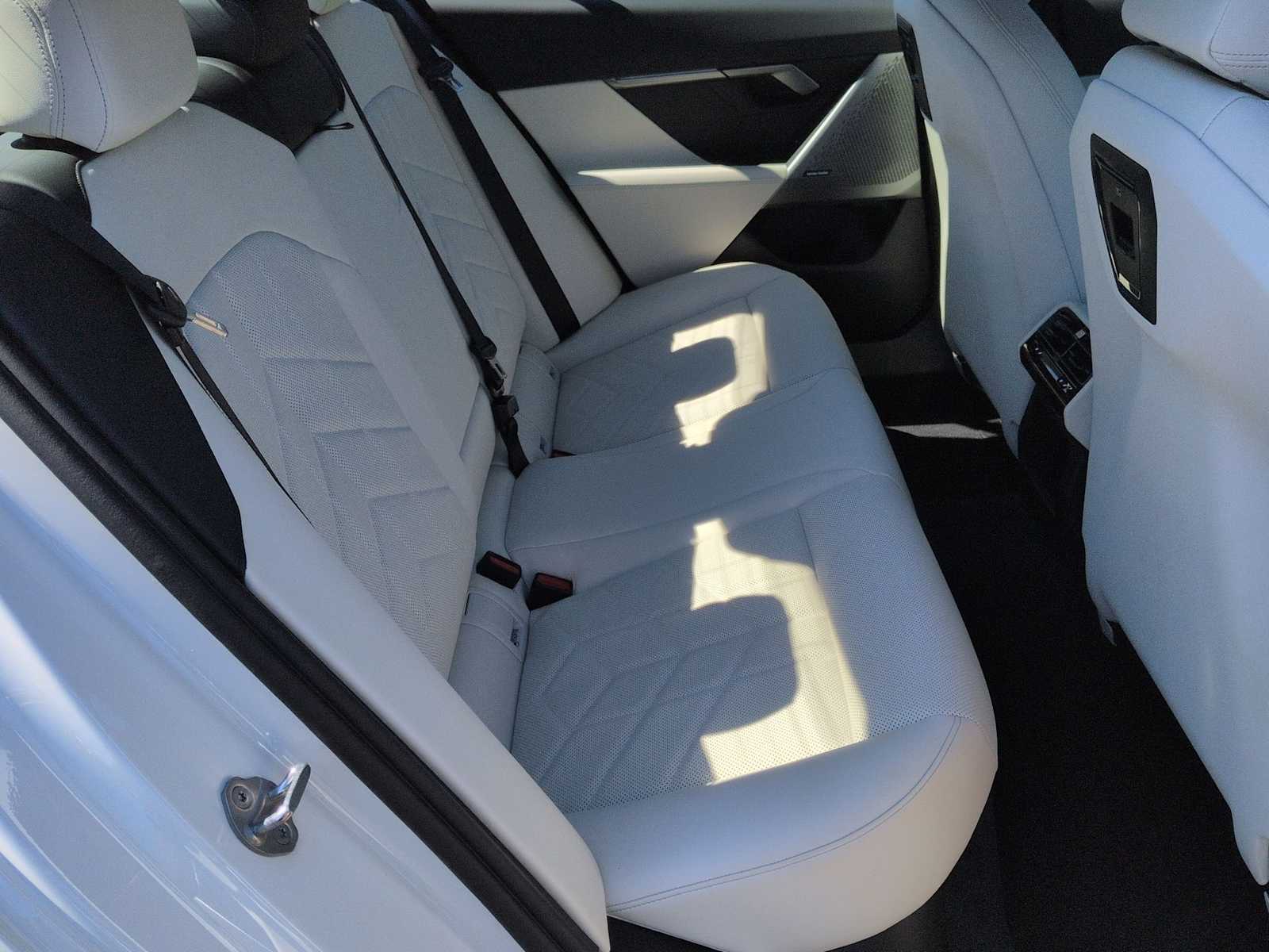 Thumbnail: 2025 BMW i5 - 22