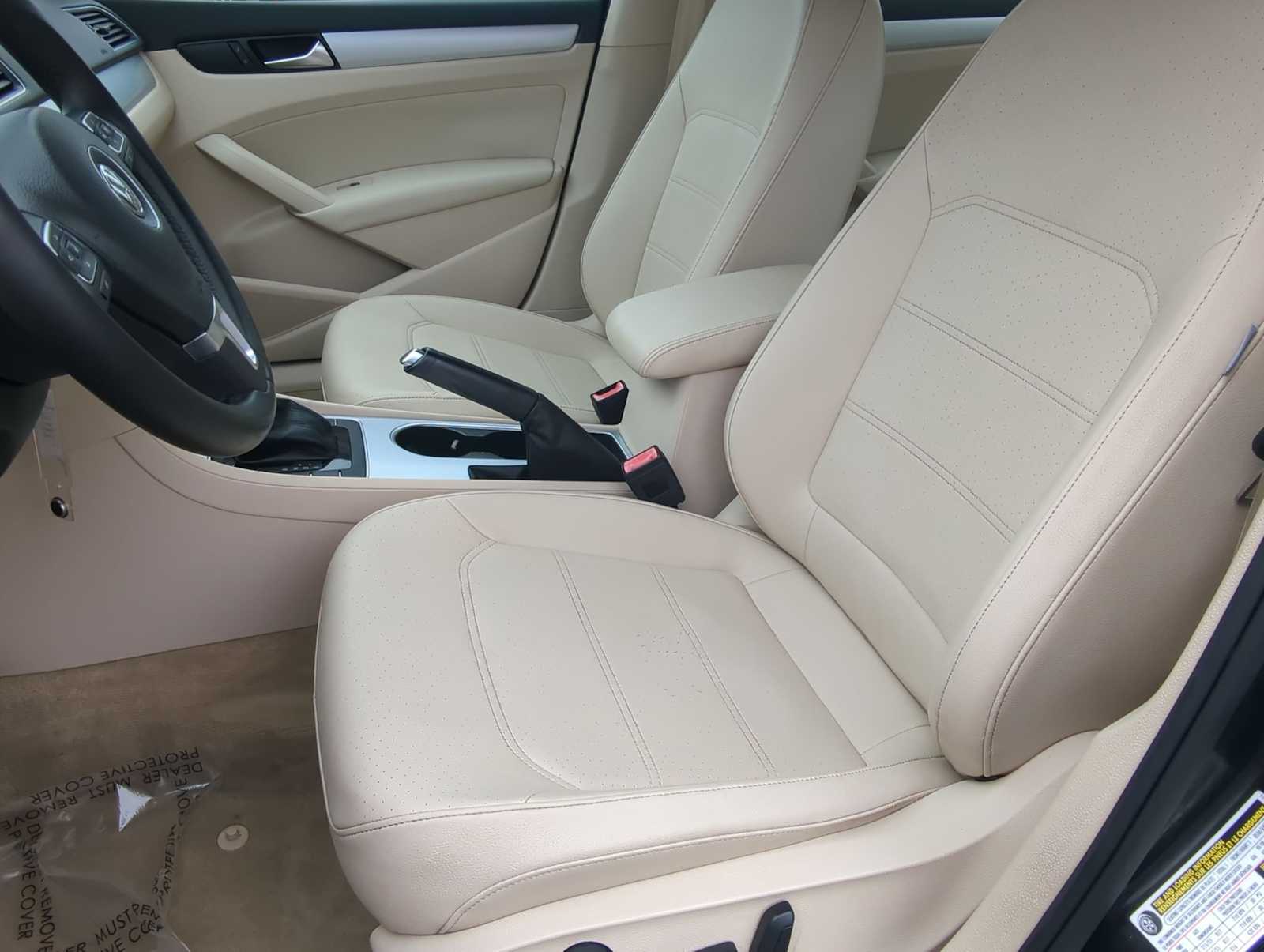 Thumbnail: 2013 Volkswagen Passat - 16