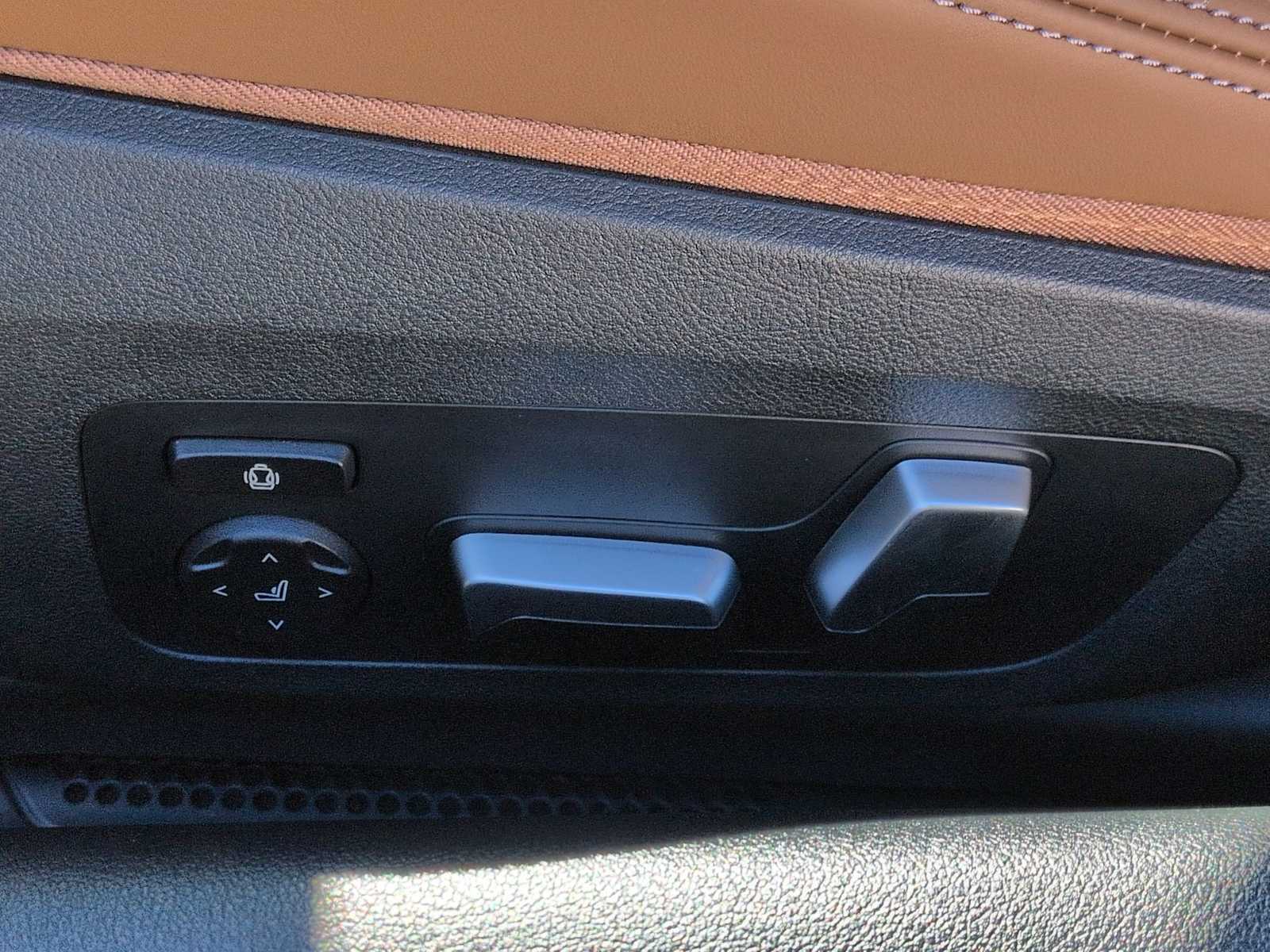 Thumbnail: 2025 BMW M8 - 19