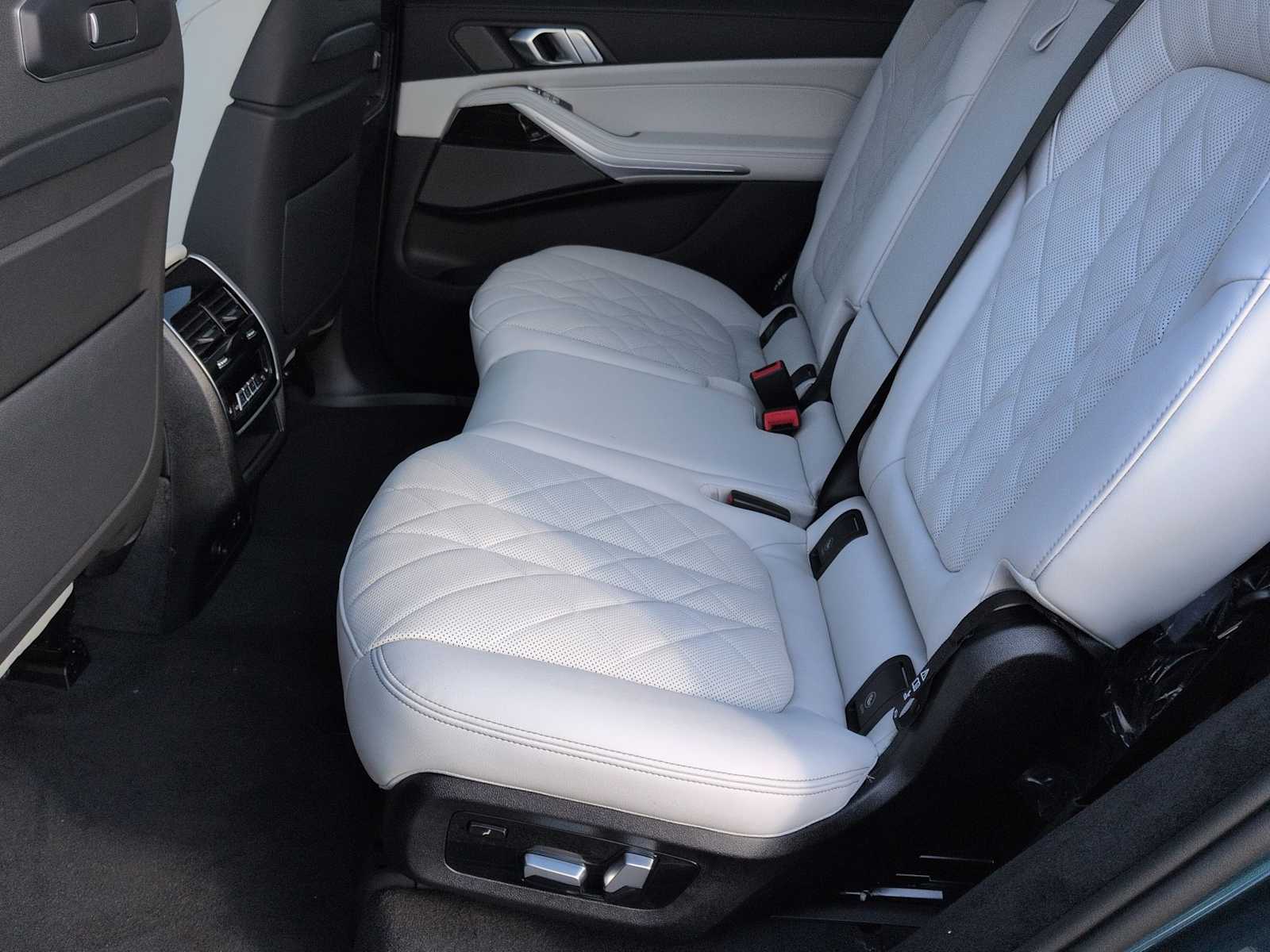 Thumbnail: 2026 BMW X7 - 21