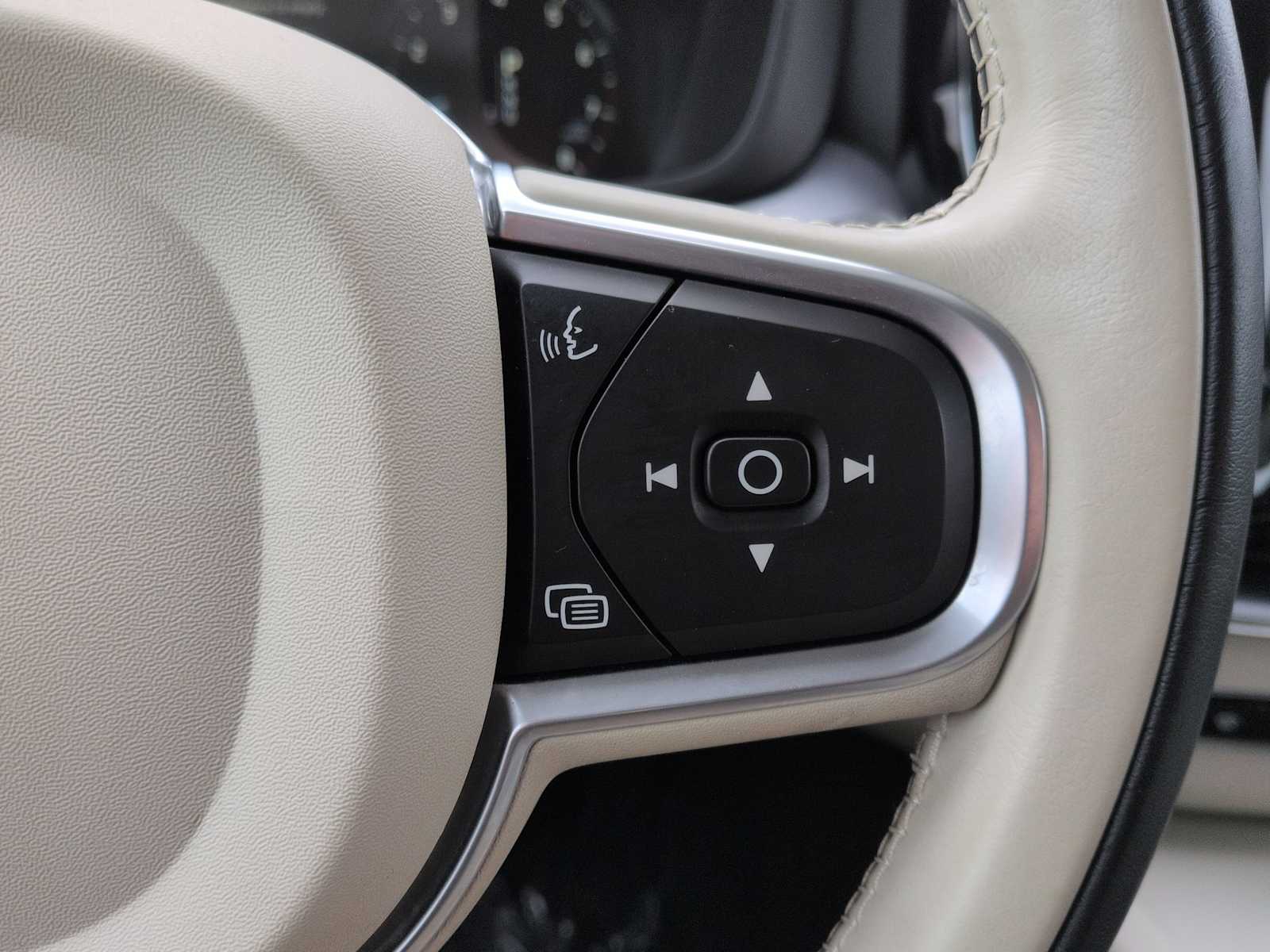 Thumbnail: 2020 Volvo XC60 - 26