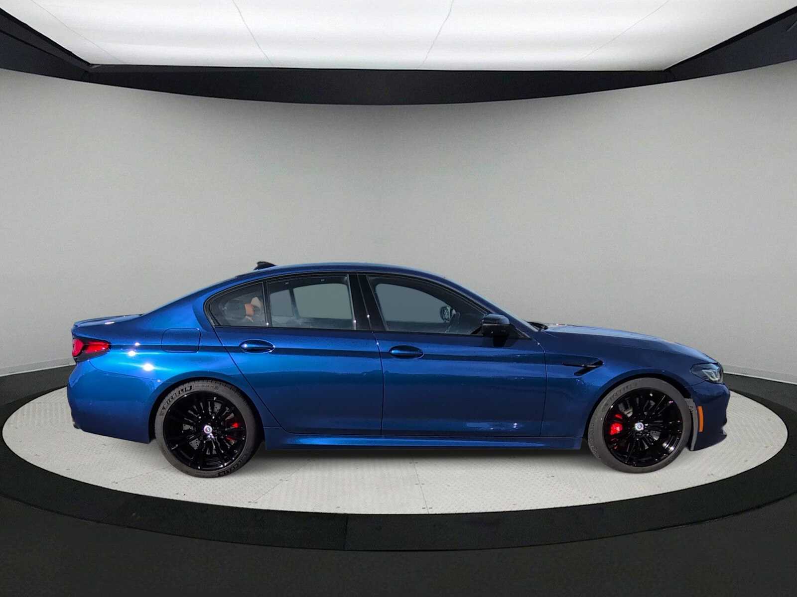 Thumbnail: 2023 BMW M5 - 9