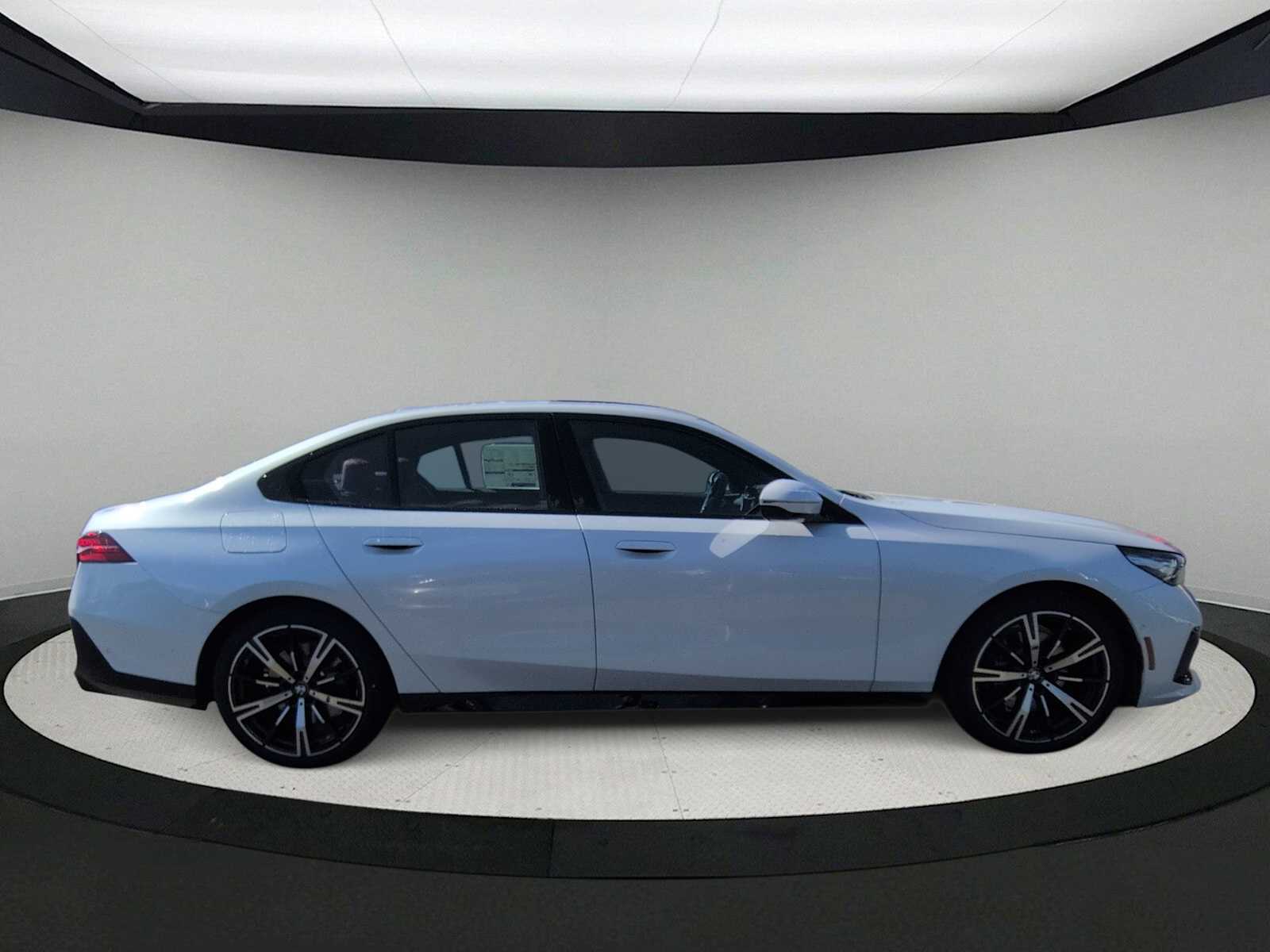 Thumbnail: 2026 BMW 5 Series - 9