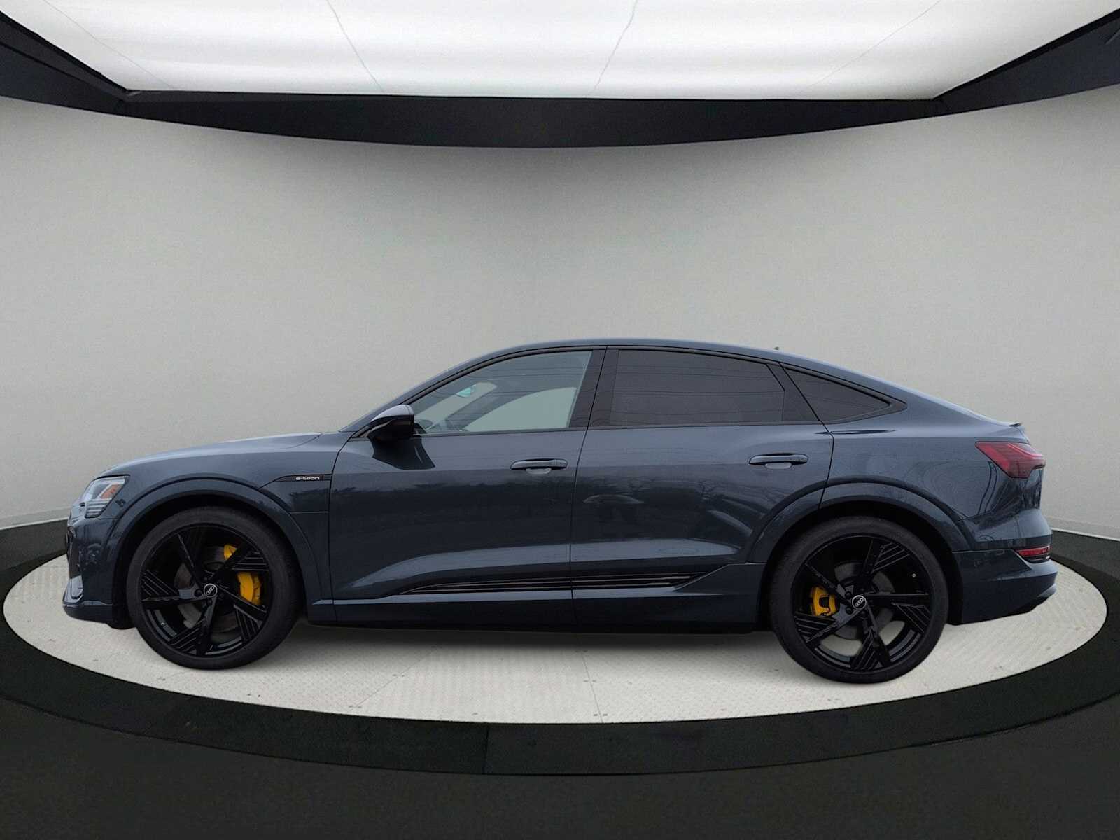 Thumbnail: 2023 Audi e-tron S - 5