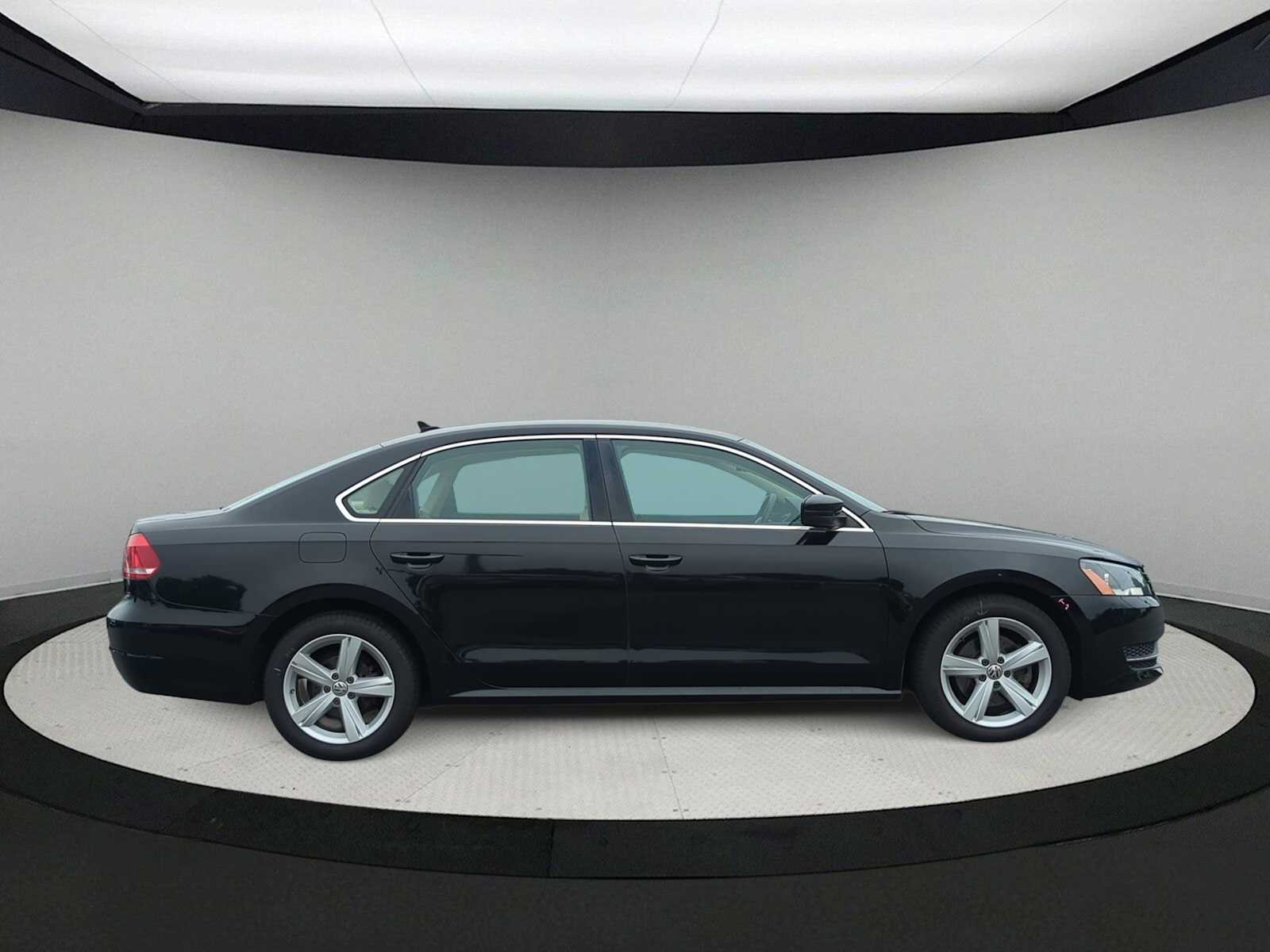 Thumbnail: 2013 Volkswagen Passat - 9