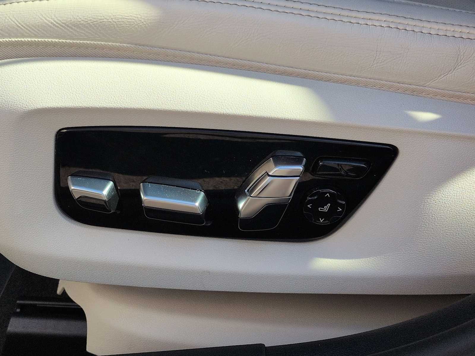 Thumbnail: 2023 BMW 5 Series - 18