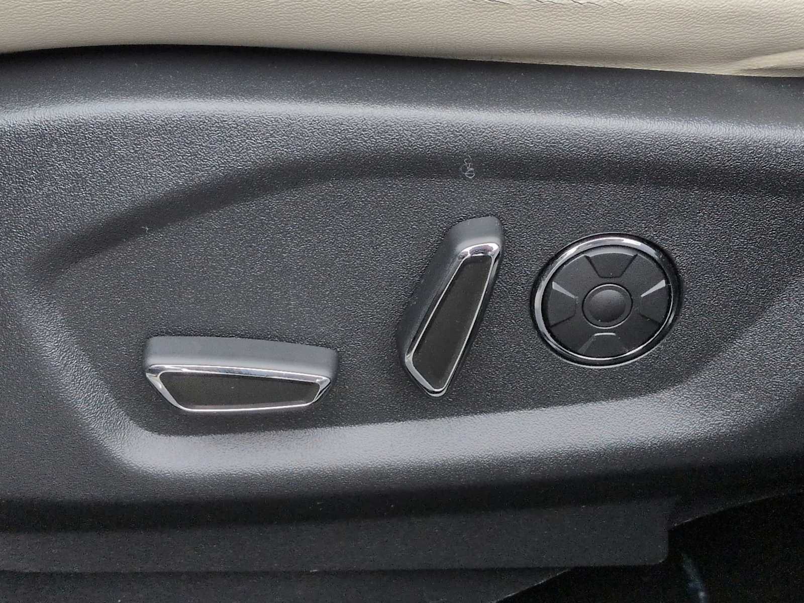 Thumbnail: 2017 Ford Explorer - 18