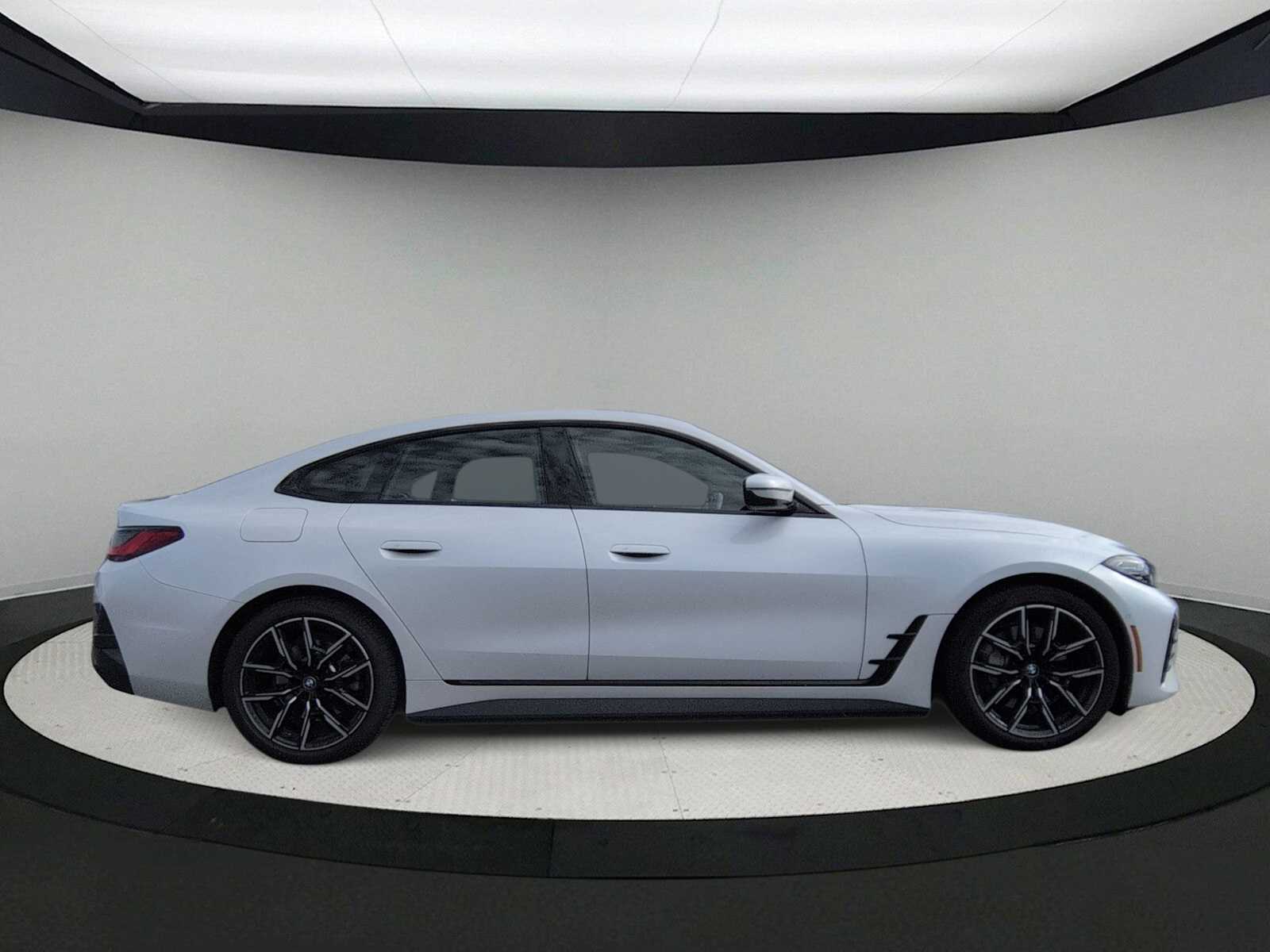 Thumbnail: 2022 BMW i4 - 9