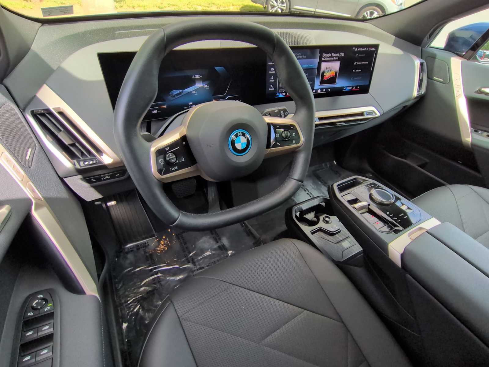 Thumbnail: 2025 BMW iX - 10