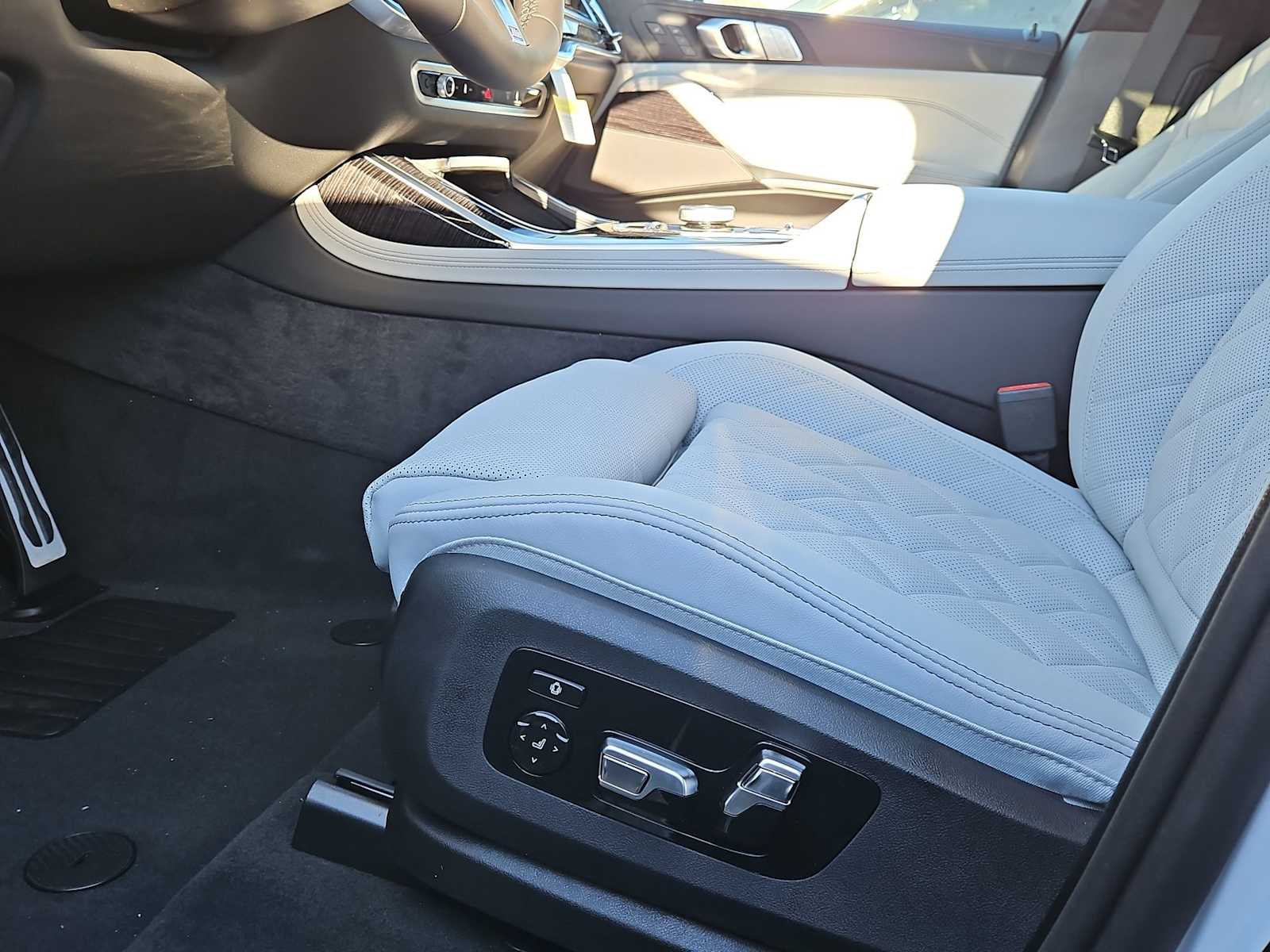 Thumbnail: 2026 BMW X7 - 16