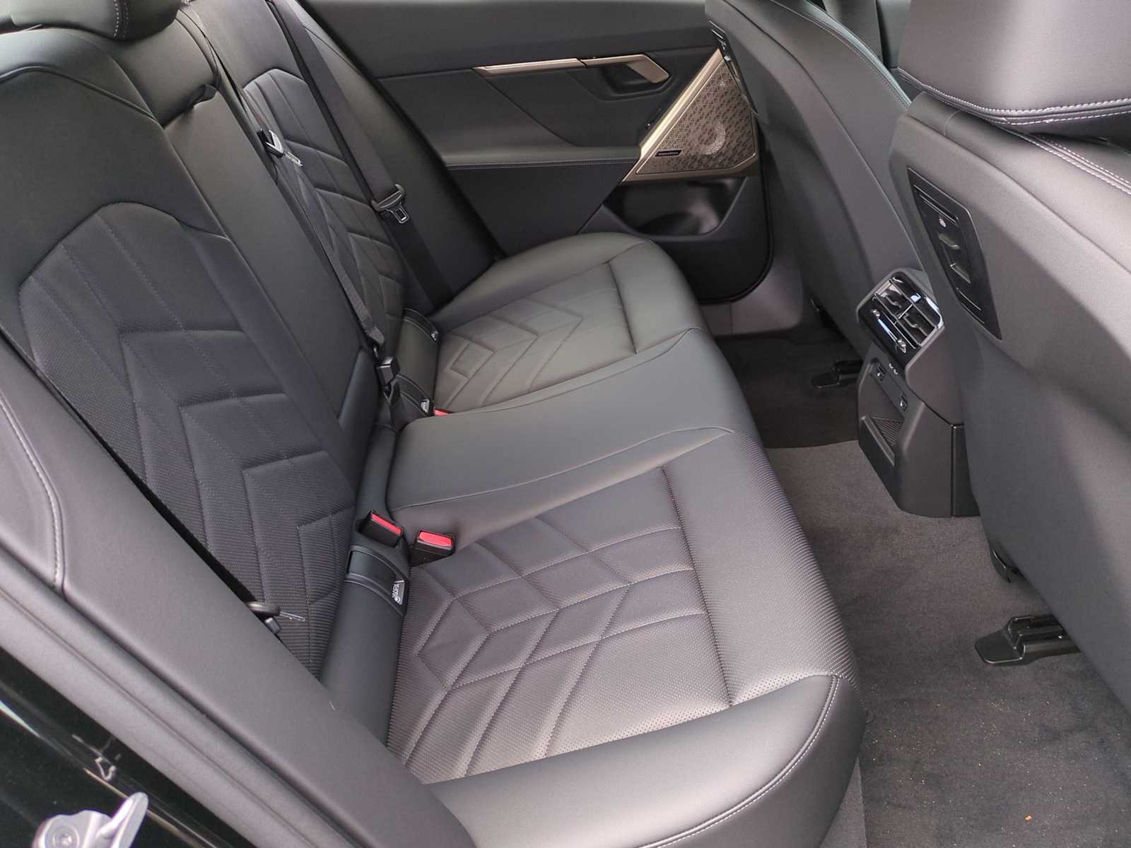 Thumbnail: 2025 BMW 5 Series - 21