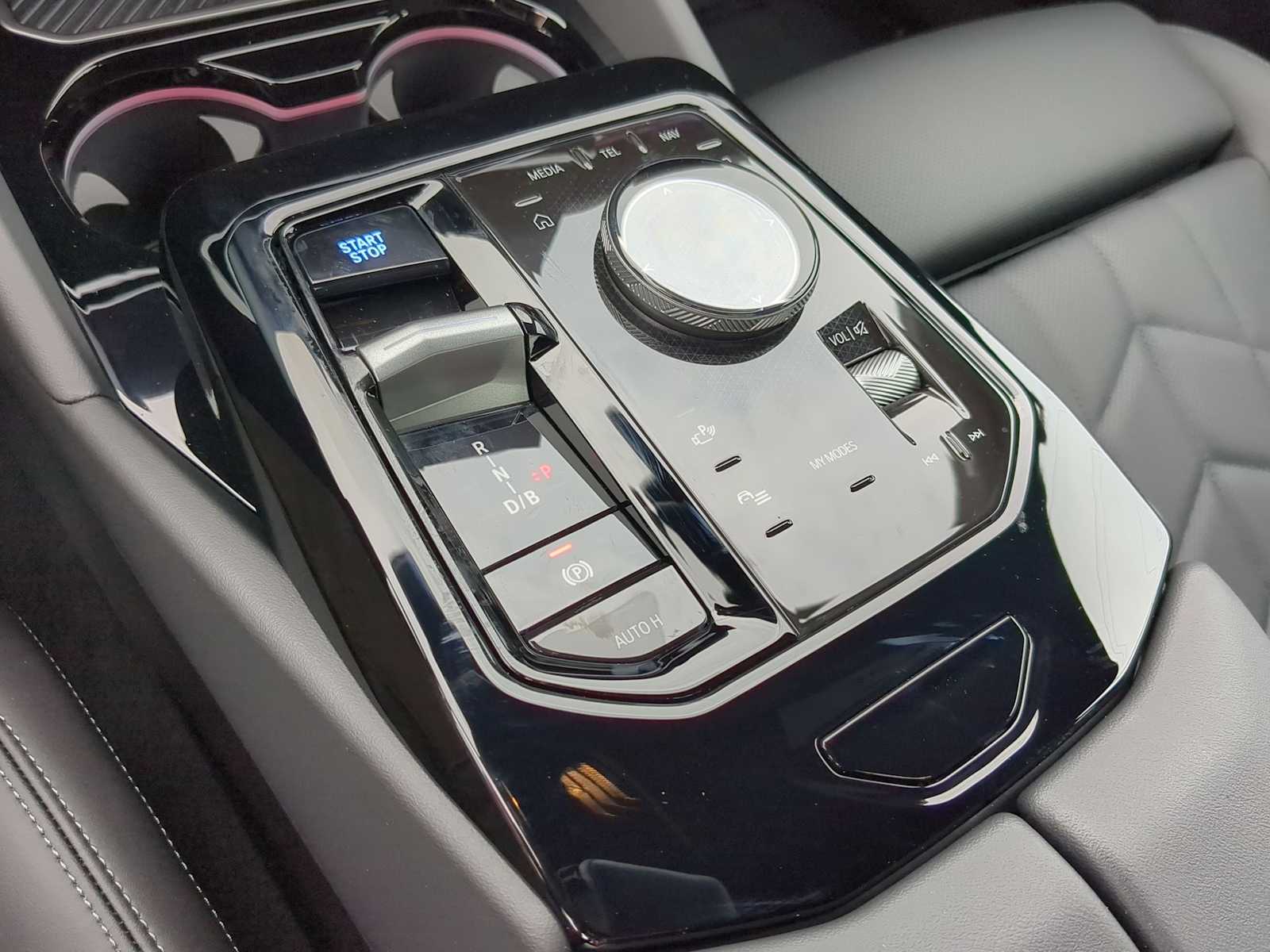 Thumbnail: 2025 BMW i5 - 34