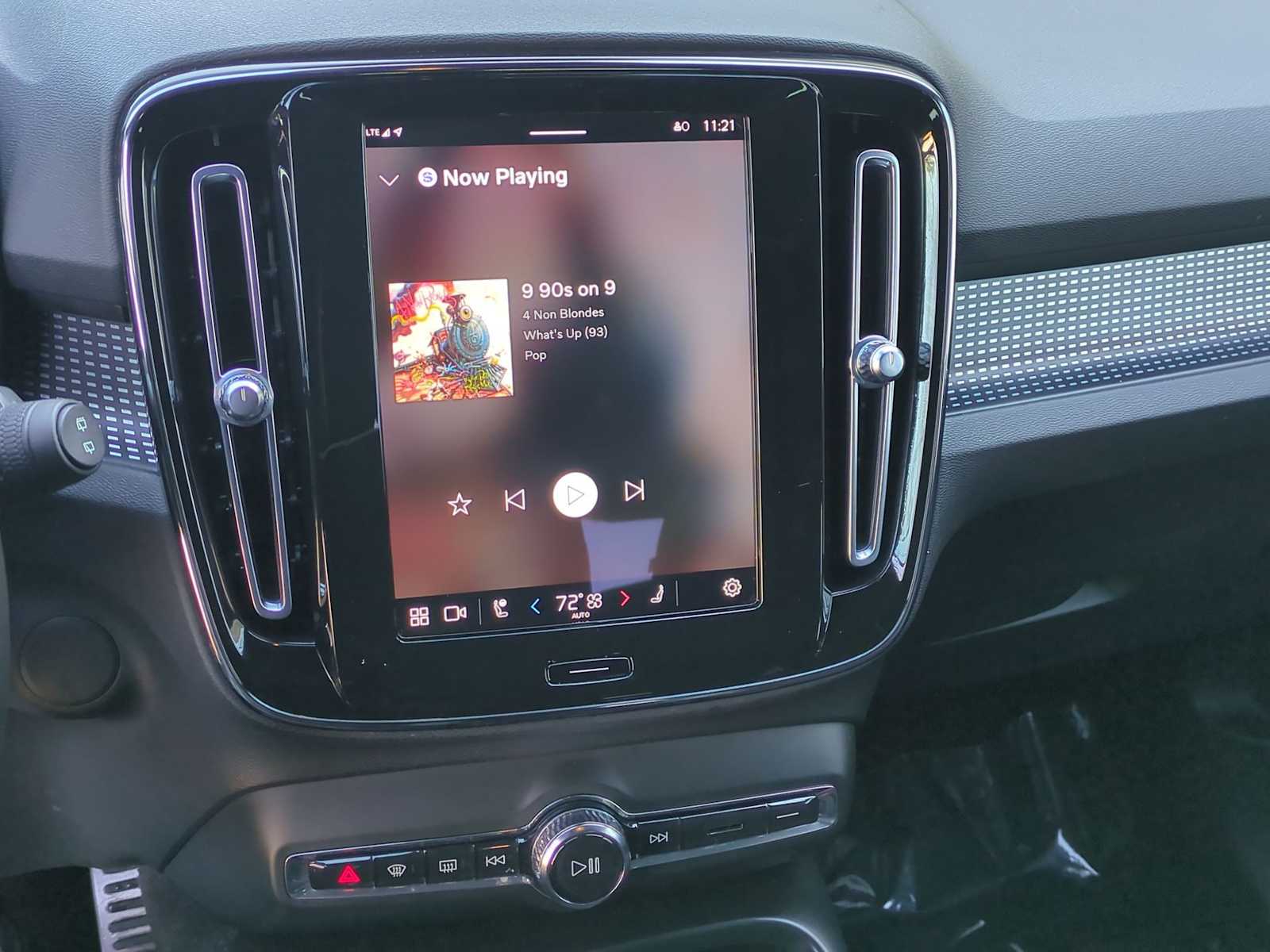 Thumbnail: 2021 Volvo XC40 - 27