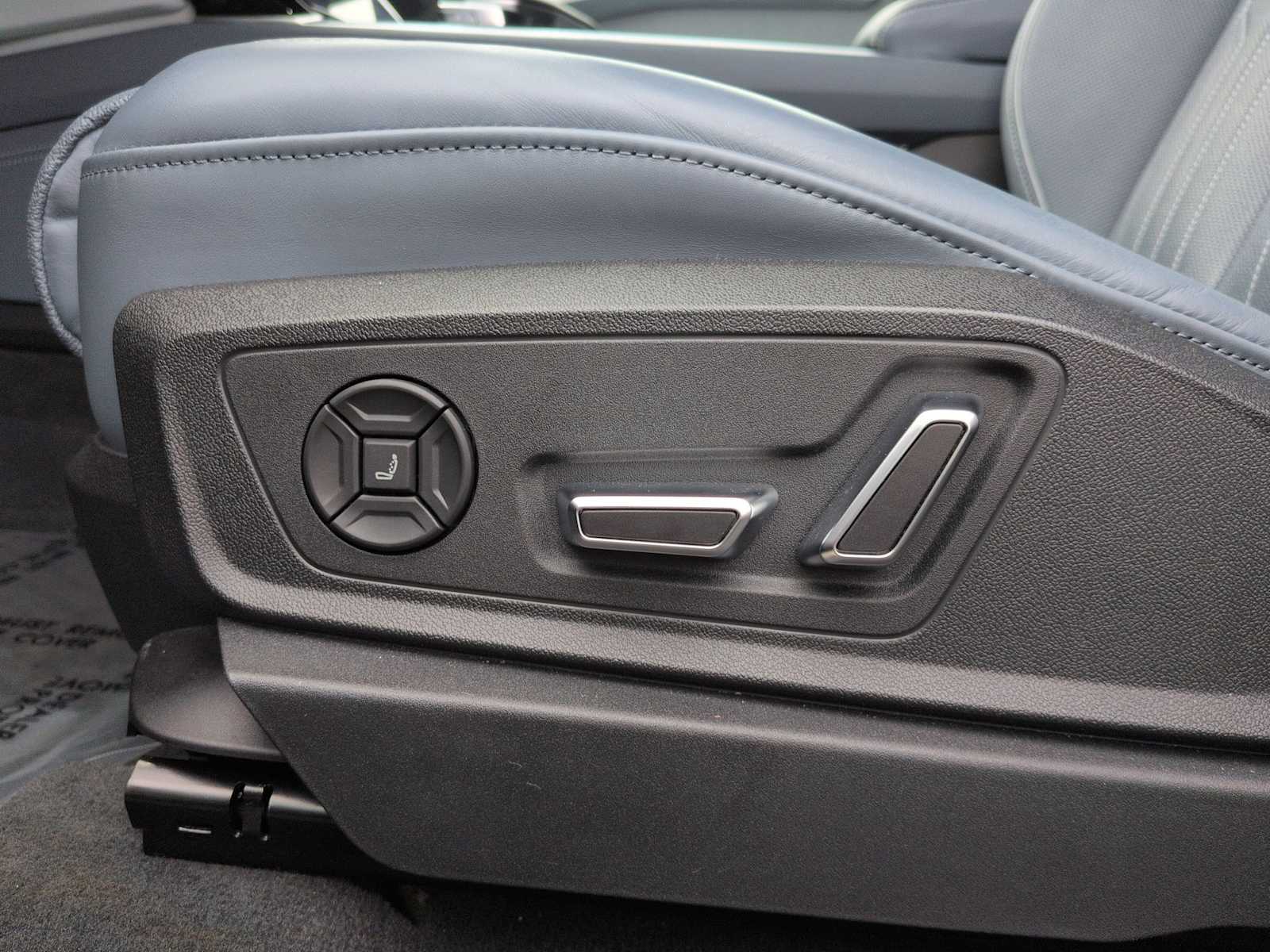 Thumbnail: 2023 Audi e-tron S - 18