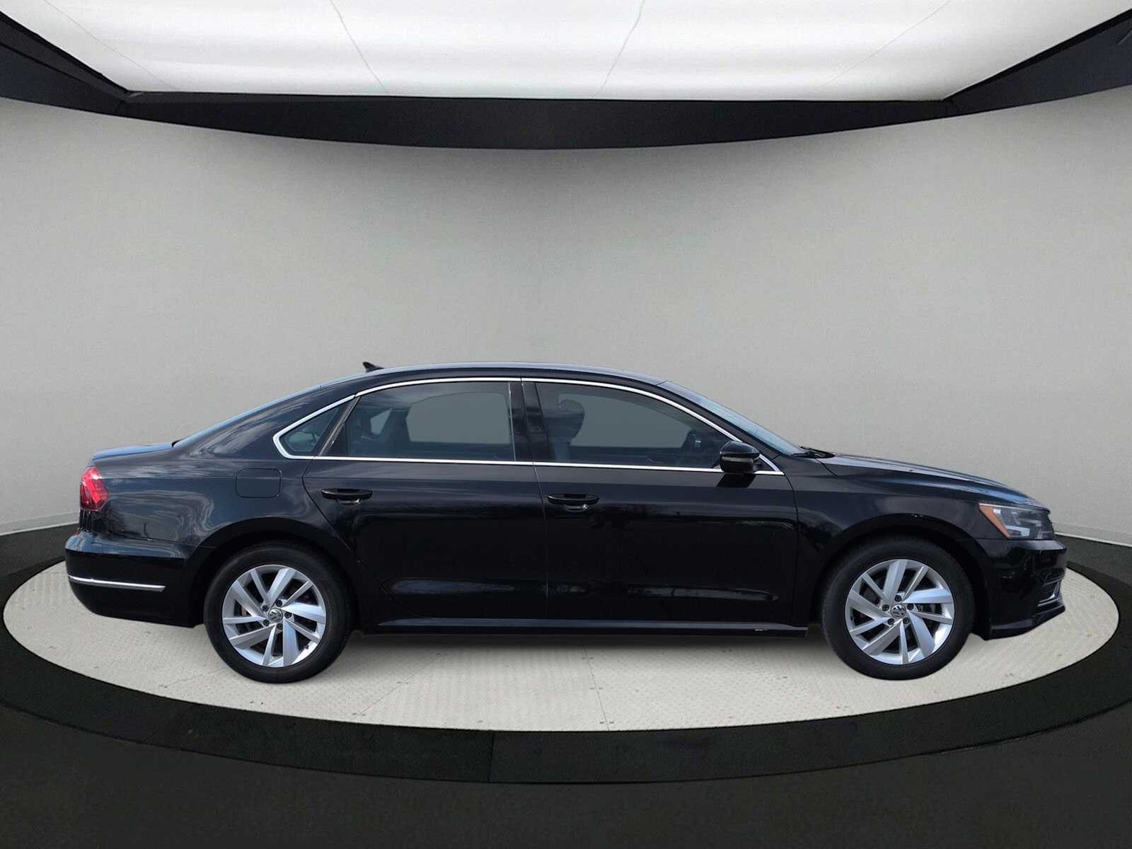 Thumbnail: 2018 Volkswagen Passat - 9