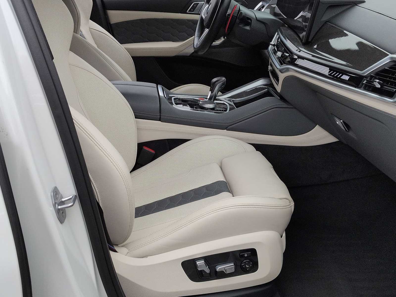 Thumbnail: 2024 BMW X6 - 24