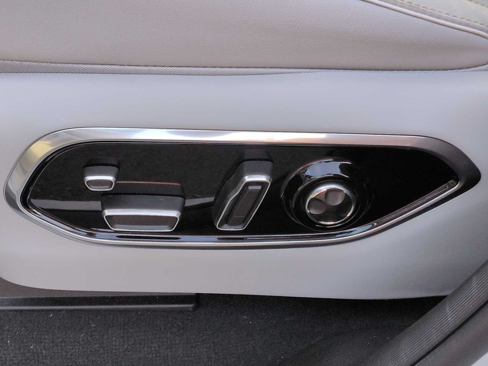 Thumbnail: 2023 Jeep Grand Cherokee - 18