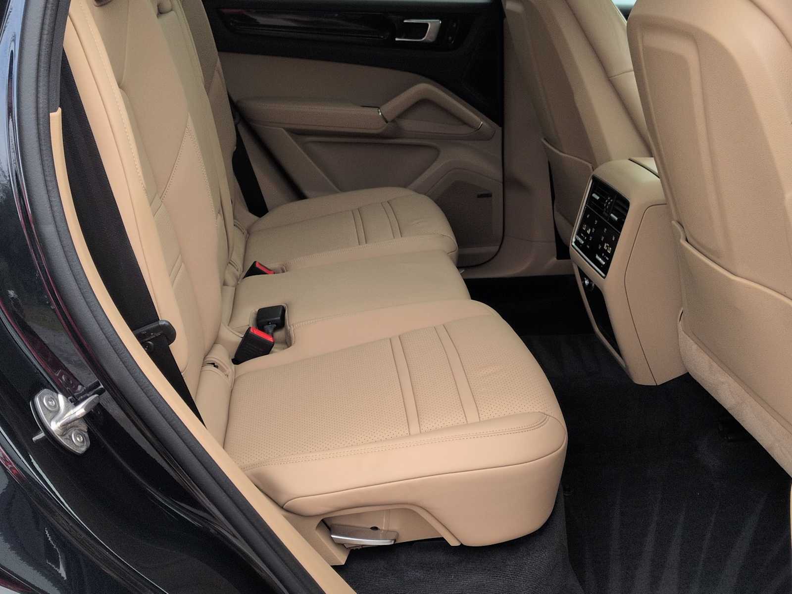 Thumbnail: 2021 Porsche Cayenne - 21