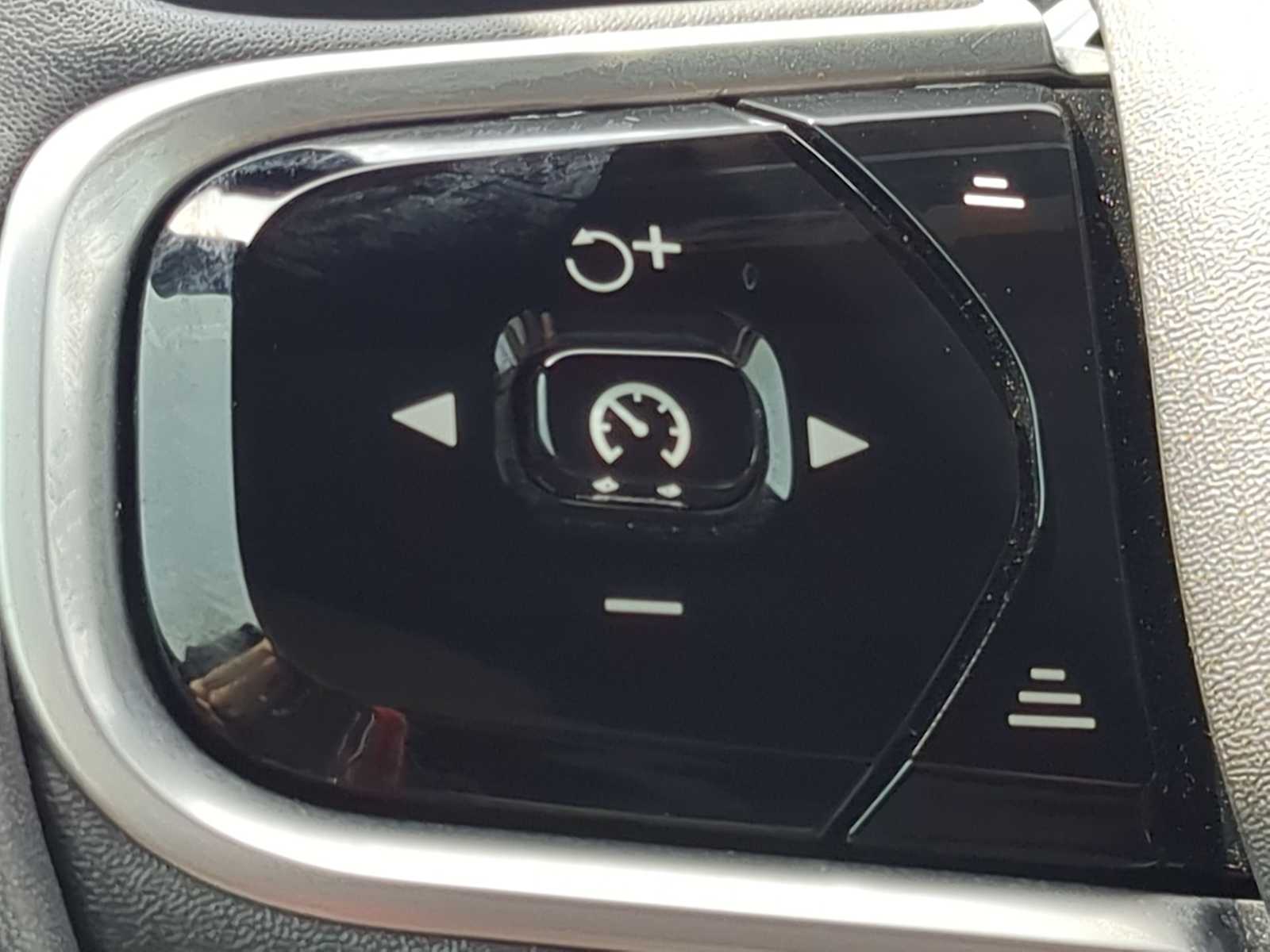 Thumbnail: 2019 Volvo XC60 - 25