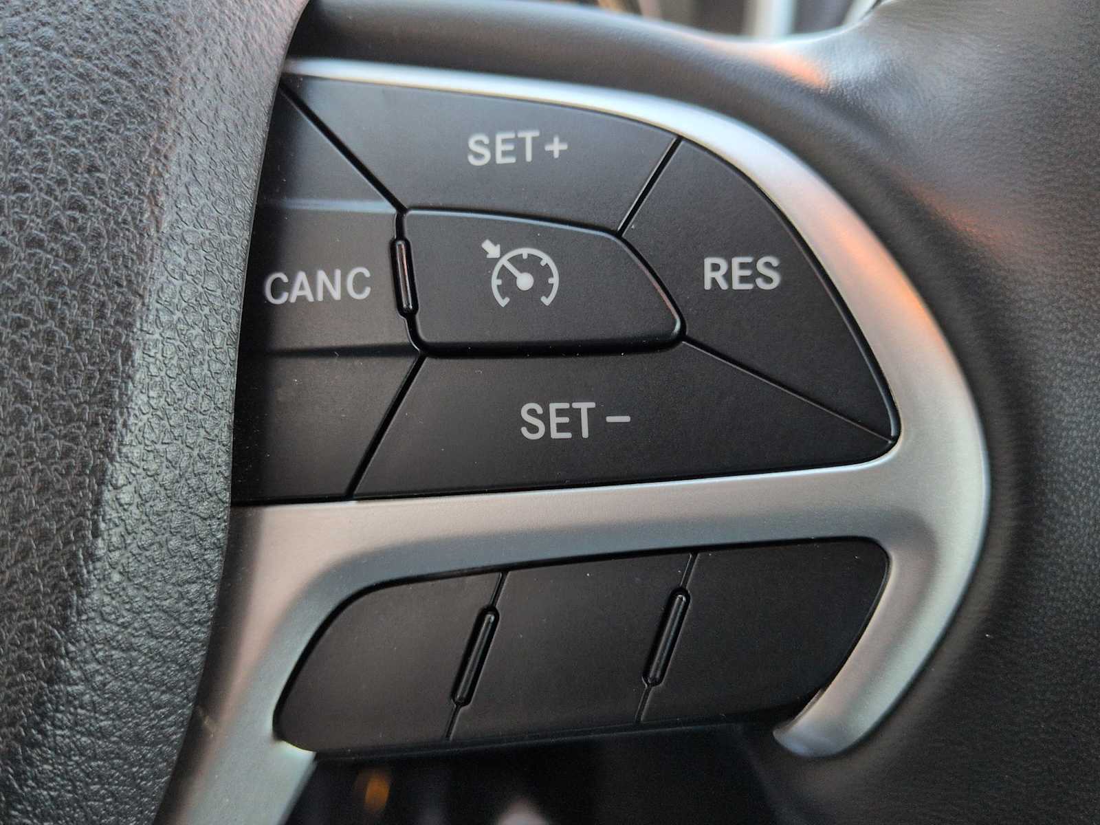 Thumbnail: 2015 Jeep Cherokee - 27