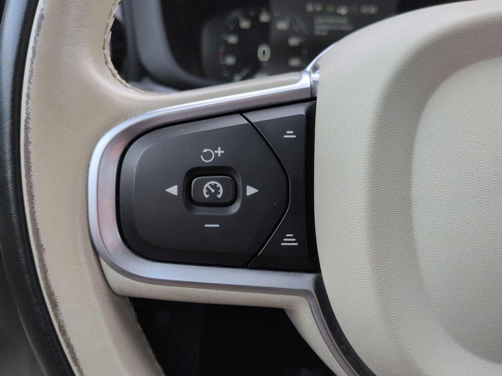 Thumbnail: 2020 Volvo XC60 - 25