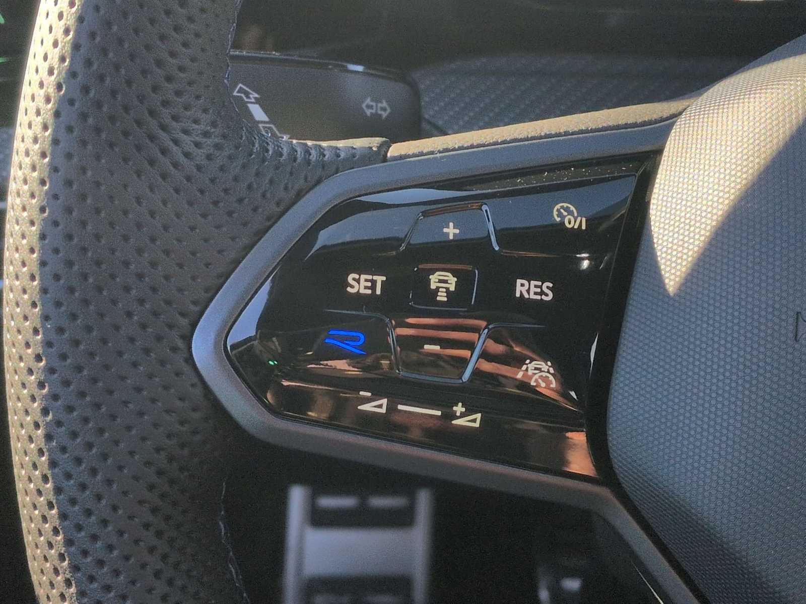 Thumbnail: 2024 Volkswagen Golf - 23