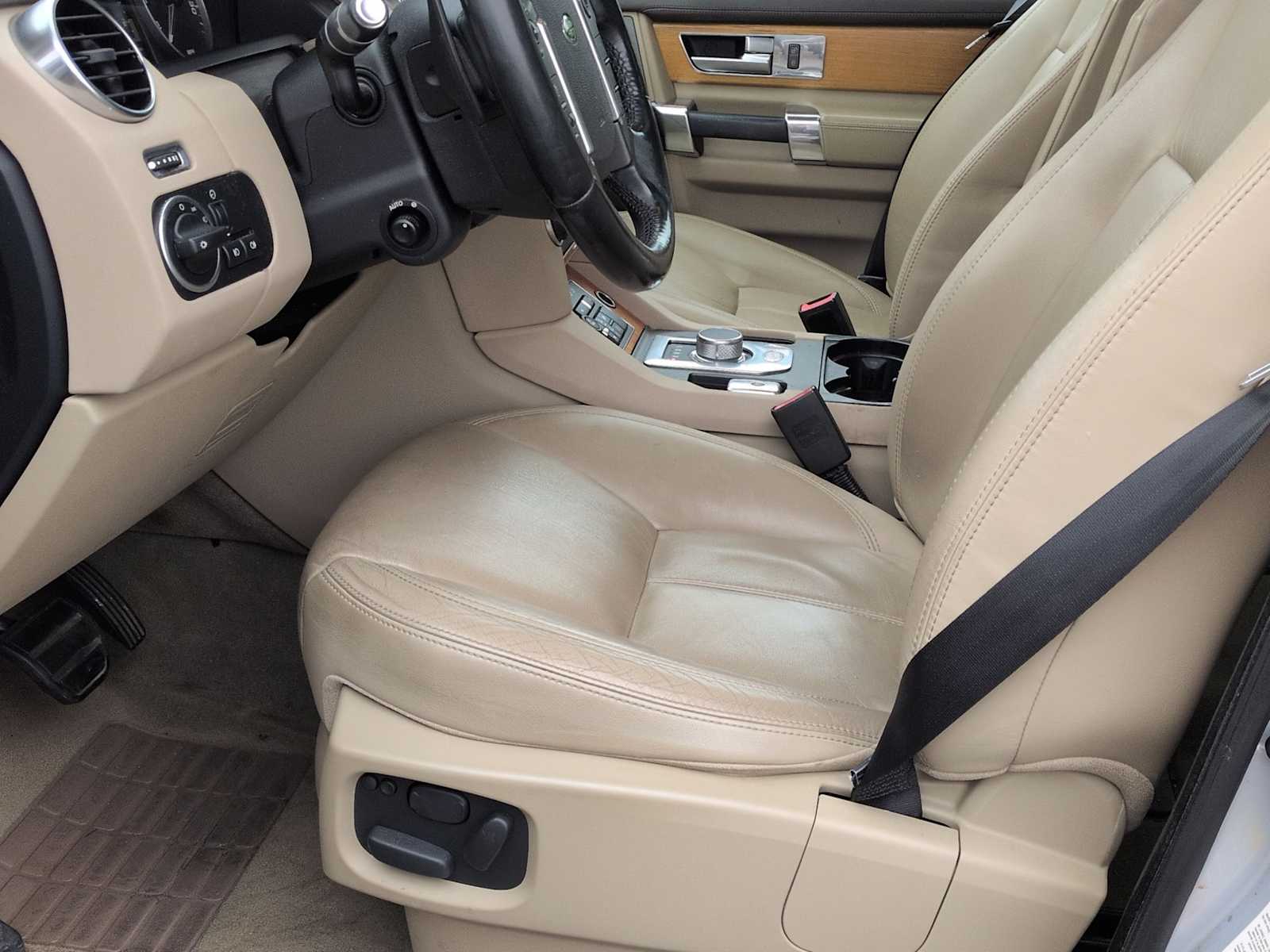 Thumbnail: 2014 Land Rover LR4 - 17